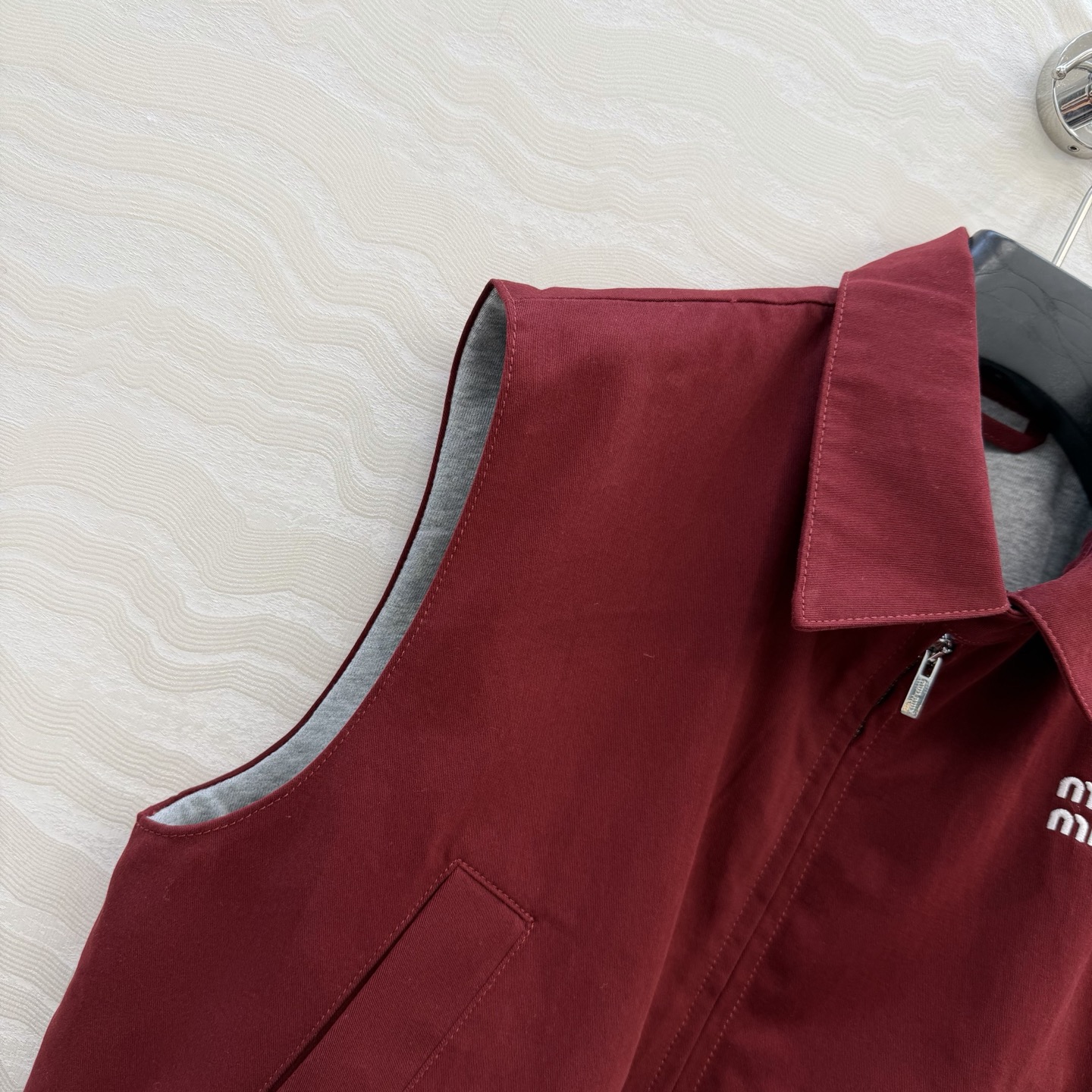 原单品质❤️miu系少女穿搭！26s早春新品，新年限定本命红穿搭❤️牛仔马甲夹克外套。定制格蕾系灰纯棉里