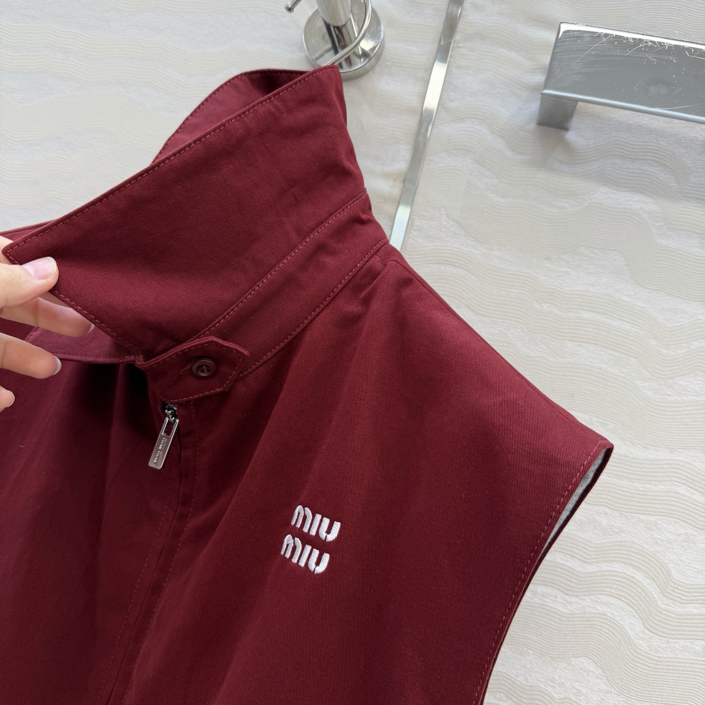 原单品质❤️miu系少女穿搭！26s早春新品，新年限定本命红穿搭❤️牛仔马甲夹克外套。定制格蕾系灰纯棉里