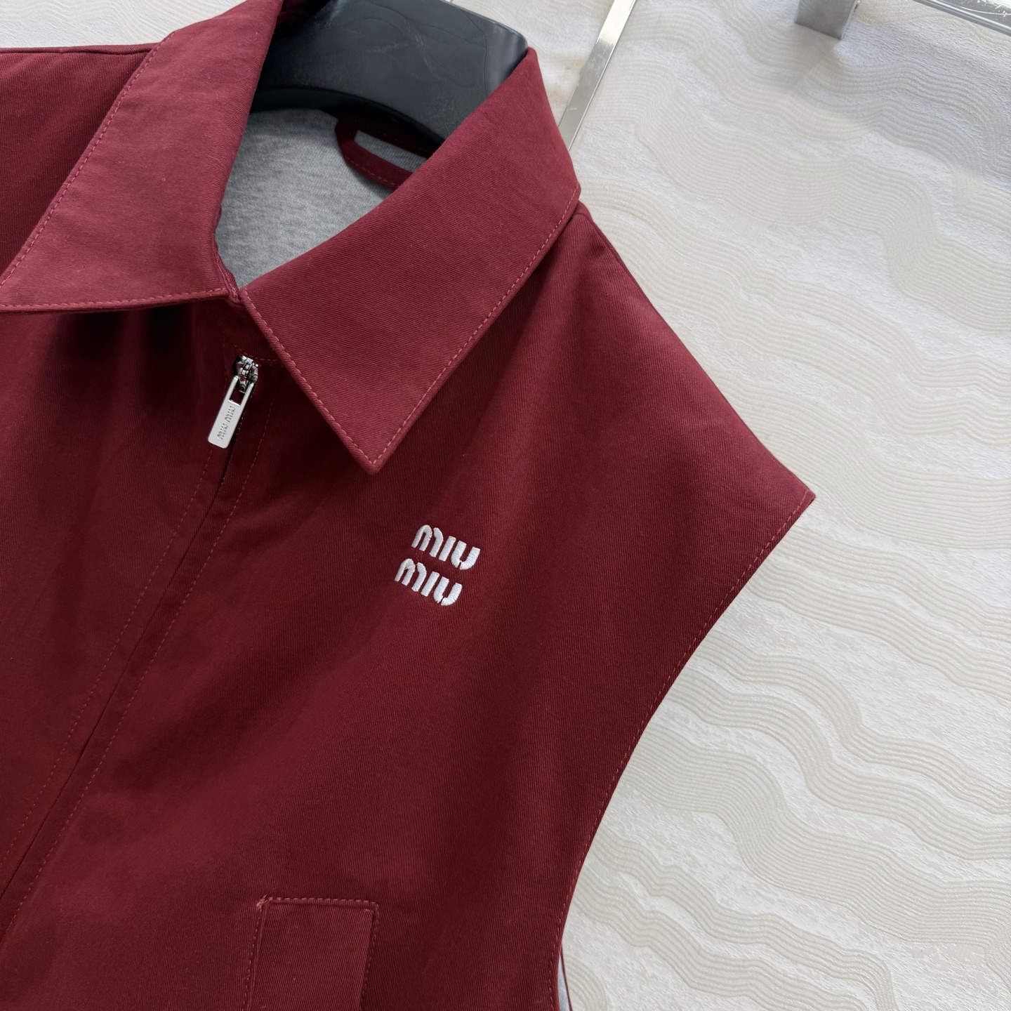 原单品质❤️miu系少女穿搭！26s早春新品，新年限定本命红穿搭❤️牛仔马甲夹克外套。定制格蕾系灰纯棉里