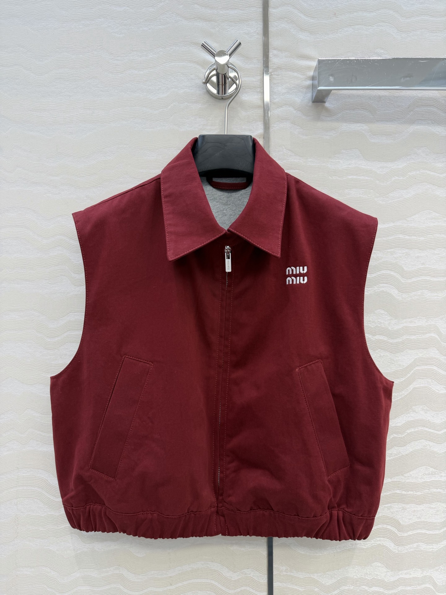 原单品质❤️miu系少女穿搭！26s早春新品，新年限定本命红穿搭❤️牛仔马甲夹克外套。定制格蕾系灰纯棉里
