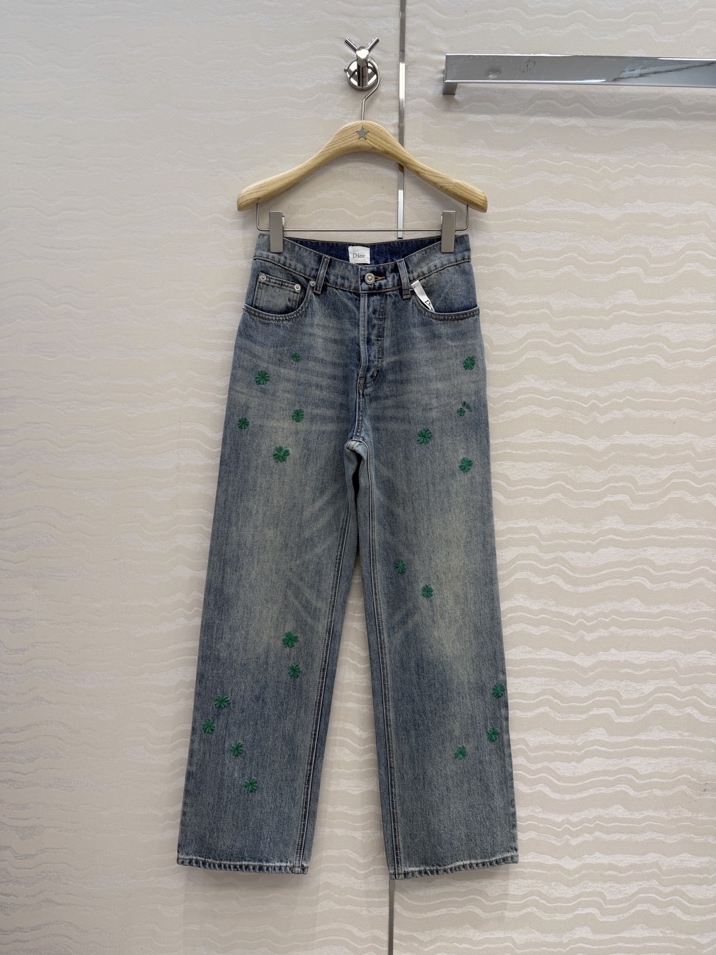 NO:779987,Original quality MissD spring and summer new series, lucky four-leaf clover embroidered denim straight pants. The medium-high and small straight-leg design makes your legs look longer!  The ladylike style can be either sweet or salty!  Sex enzyme washing and washing process!  Comfortable texture!  Fashionable and high-end white and rich beauty must-have item. The quality of workmanship depends on the details. Available in one color, sizes 36-40. Size 36 has a waist size of 68, a hip size of 92, and a trouser length of 105., Dior-clothing, dior,19860909原单品质MissD春夏新品系列,幸运四叶草刺绣牛仔直筒裤.中高小直筒设计巨显腿长！气质名媛风可甜可盐！性酵素洗水洗水工艺！质感舒适！时髦又高级白富美必入单品.做工品质看细节.现货一色36-40码.36码腰围68,臀围92,裤长105.,迪奥-服装,dior,,Women's clothing