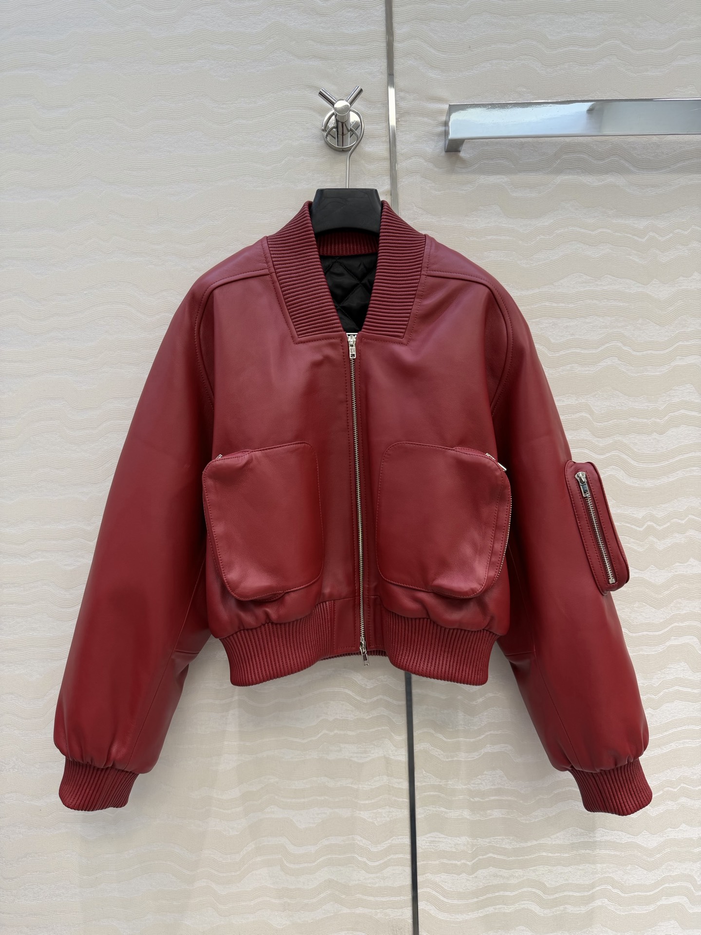 NO:867818,Exclusive first release of high-end quality!  PP minimalist ceiling long-term wear!  Stylish cotton jacket and sheepskin jacket!  Customized top-grade imported lambskin!  The leather is thick and delicate!  The original 3D three-dimensional tailoring looks simple and super heavy-duty!  The classic motorcycle waistline silhouette jacket is a huge favorite!  Fashionable and handsome, casual and lazy style, diamond quilting technology keeps warm and slimming!  A classic that will last for 50 years!  The perfect fit and sexy upper body!  Strong self-retention!  One color S-L. Size S: bust 100, length 51., women's clothing, jackets & coats, jackets & coats, sheepskin,19860909独家首发高端品质！PP极简天花板长期主义穿搭！时髦精夹克棉服羊皮外套！定制顶级进口小羊皮！皮质肉感厚实细腻！原版3D立体剪裁看似简单版型超重工！经典机车收腰廓形夹克超级大爱！时髦又帅气的随性慵懒风,菱格夹棉工艺保暖又显瘦！穿50年都不过时的经典款！完美版型上身又A又飒！强烈自留款！一色S-L码.S码: 胸围100,衣长51.,女装,jackets & coats,jackets & coats,sheepskin,,Women's clothing