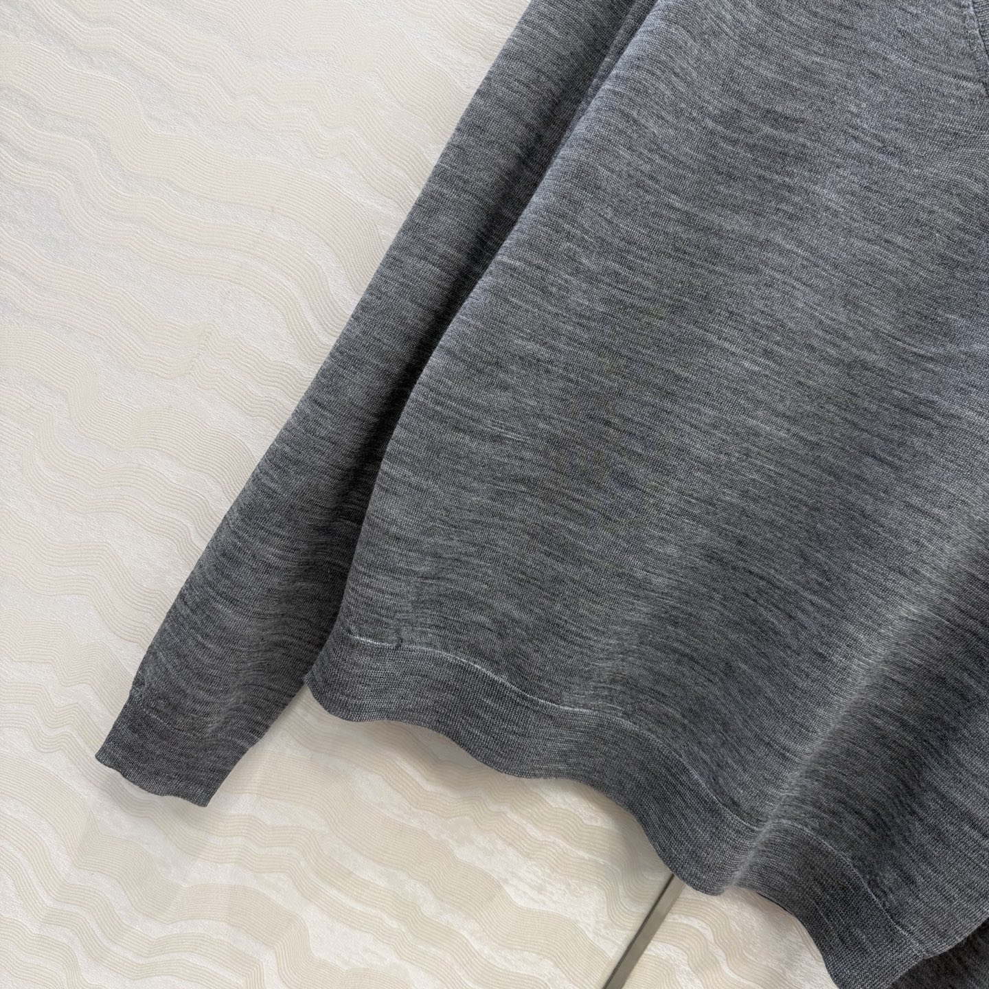 高端原单品质，❤️PR高智感穿搭！长期主义V领上衣！高定80支羊毛18针羊毛软糯细腻，定制瑞士机18针工