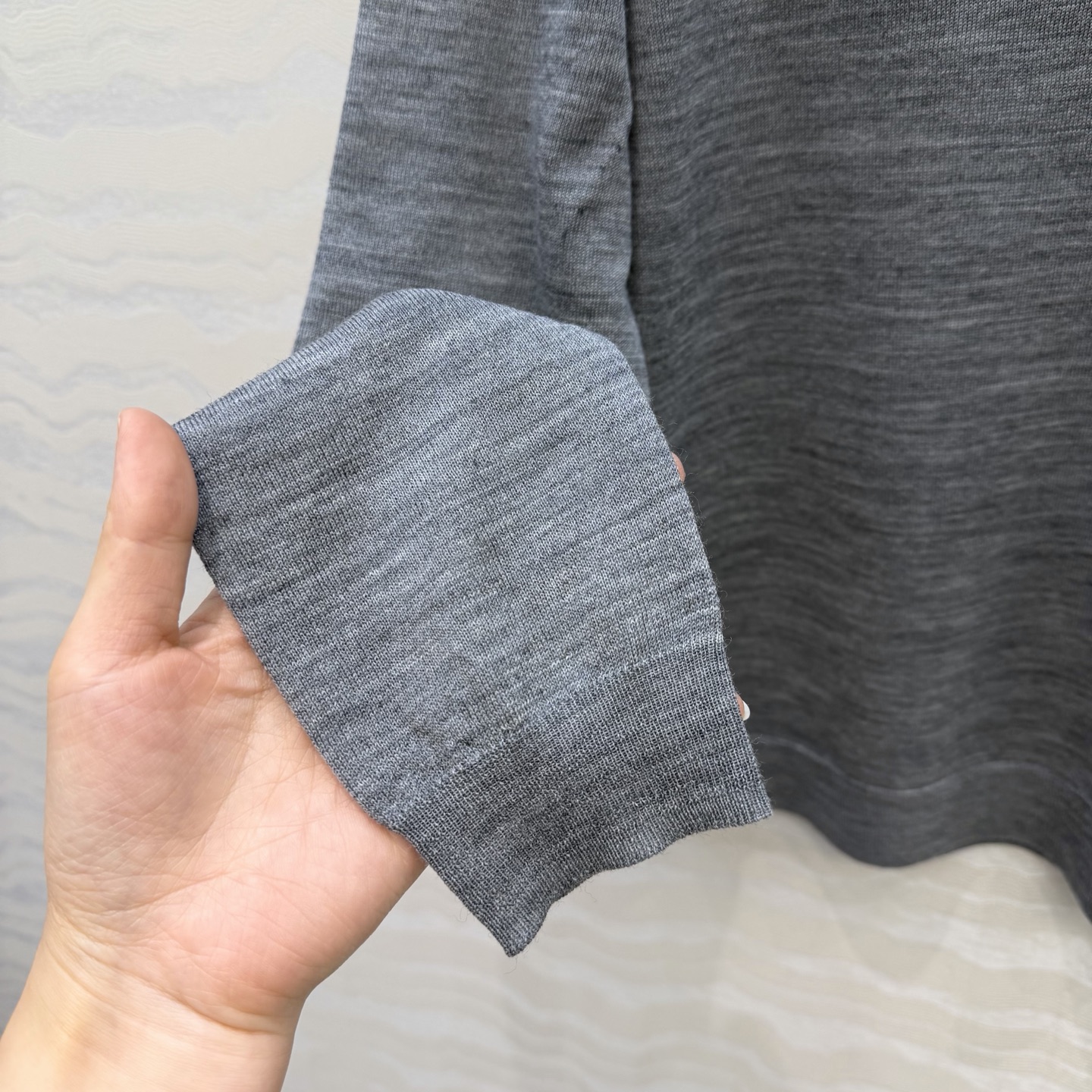 高端原单品质，❤️PR高智感穿搭！长期主义V领上衣！高定80支羊毛18针羊毛软糯细腻，定制瑞士机18针工