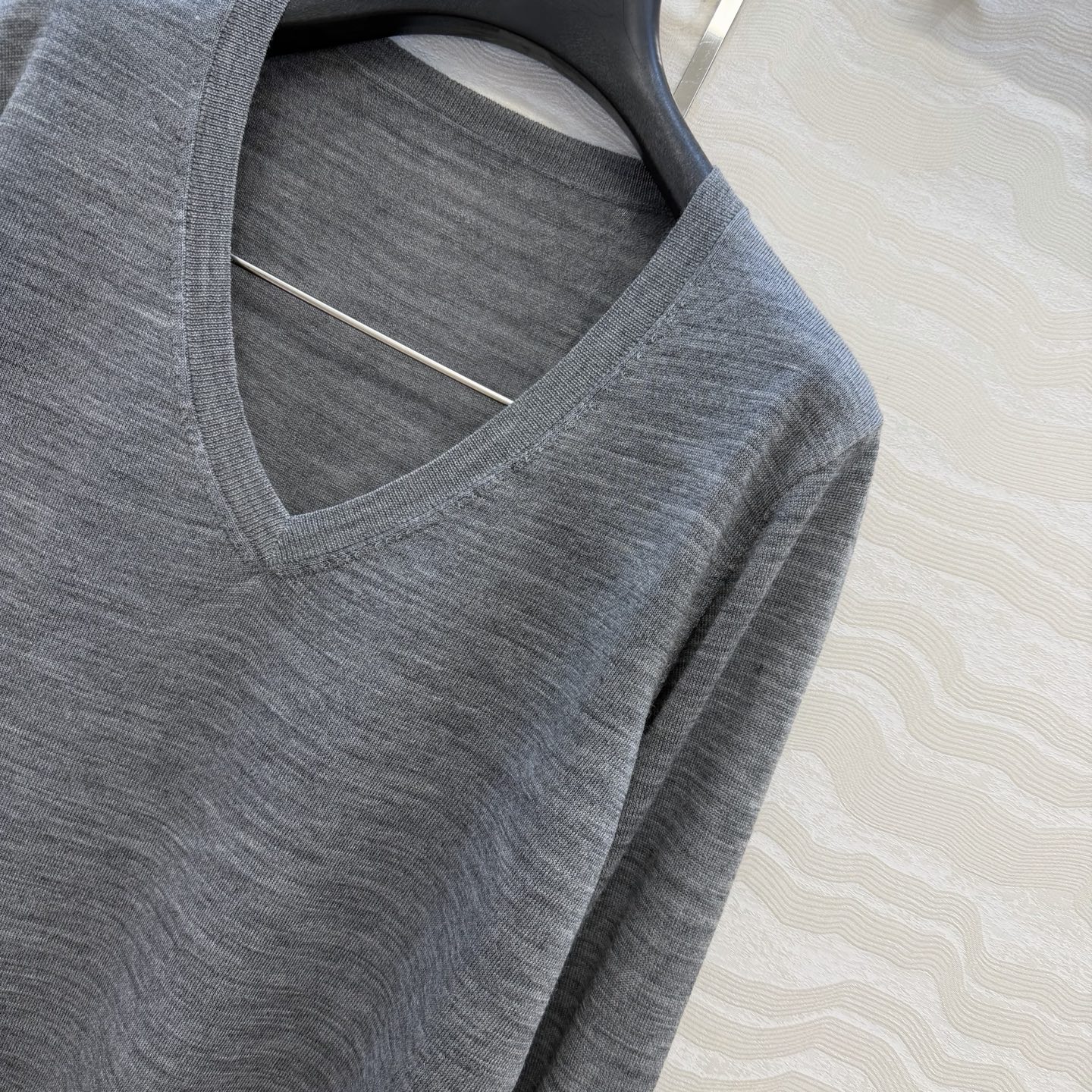 高端原单品质，❤️PR高智感穿搭！长期主义V领上衣！高定80支羊毛18针羊毛软糯细腻，定制瑞士机18针工