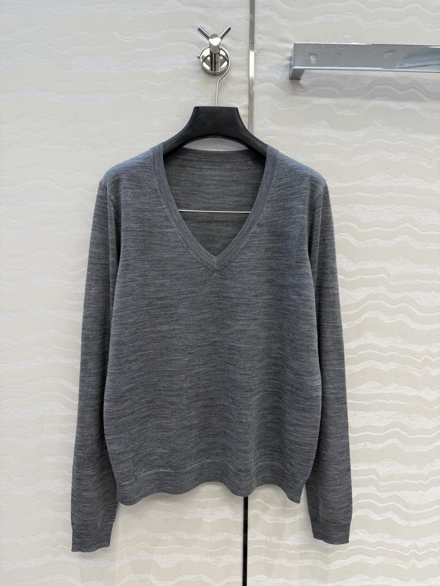 高端原单品质，❤️PR高智感穿搭！长期主义V领上衣！高定80支羊毛18针羊毛软糯细腻，定制瑞士机18针工