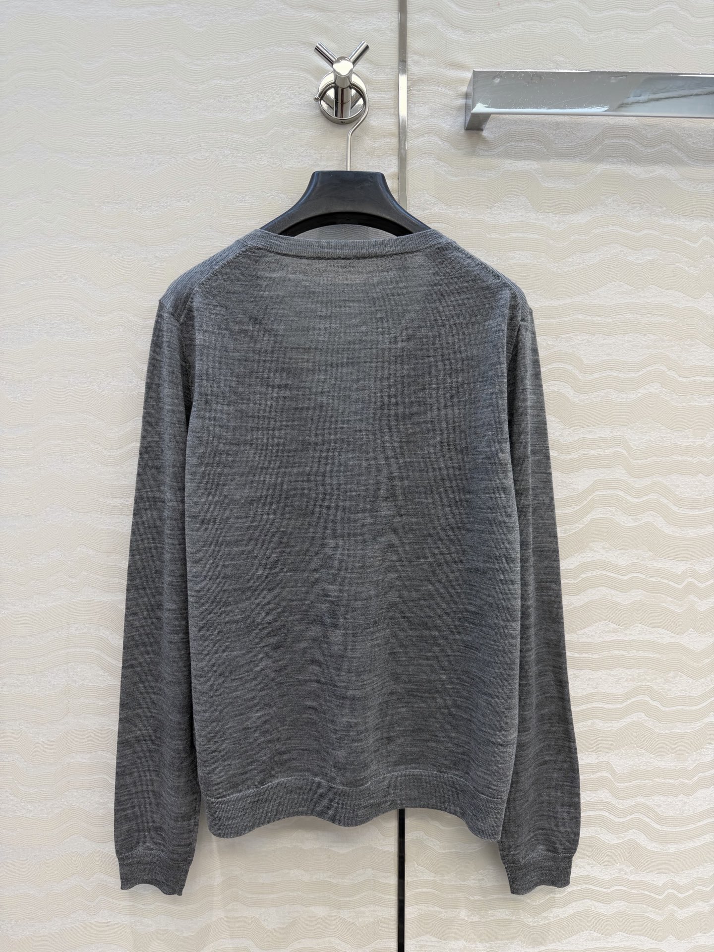 高端原单品质，❤️PR高智感穿搭！长期主义V领上衣！高定80支羊毛18针羊毛软糯细腻，定制瑞士机18针工