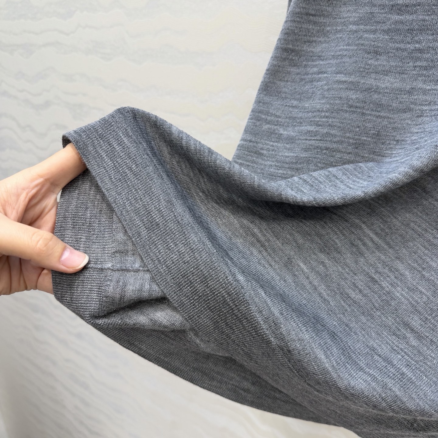 高端原单品质，❤️PR高智感穿搭！长期主义V领上衣！高定80支羊毛18针羊毛软糯细腻，定制瑞士机18针工