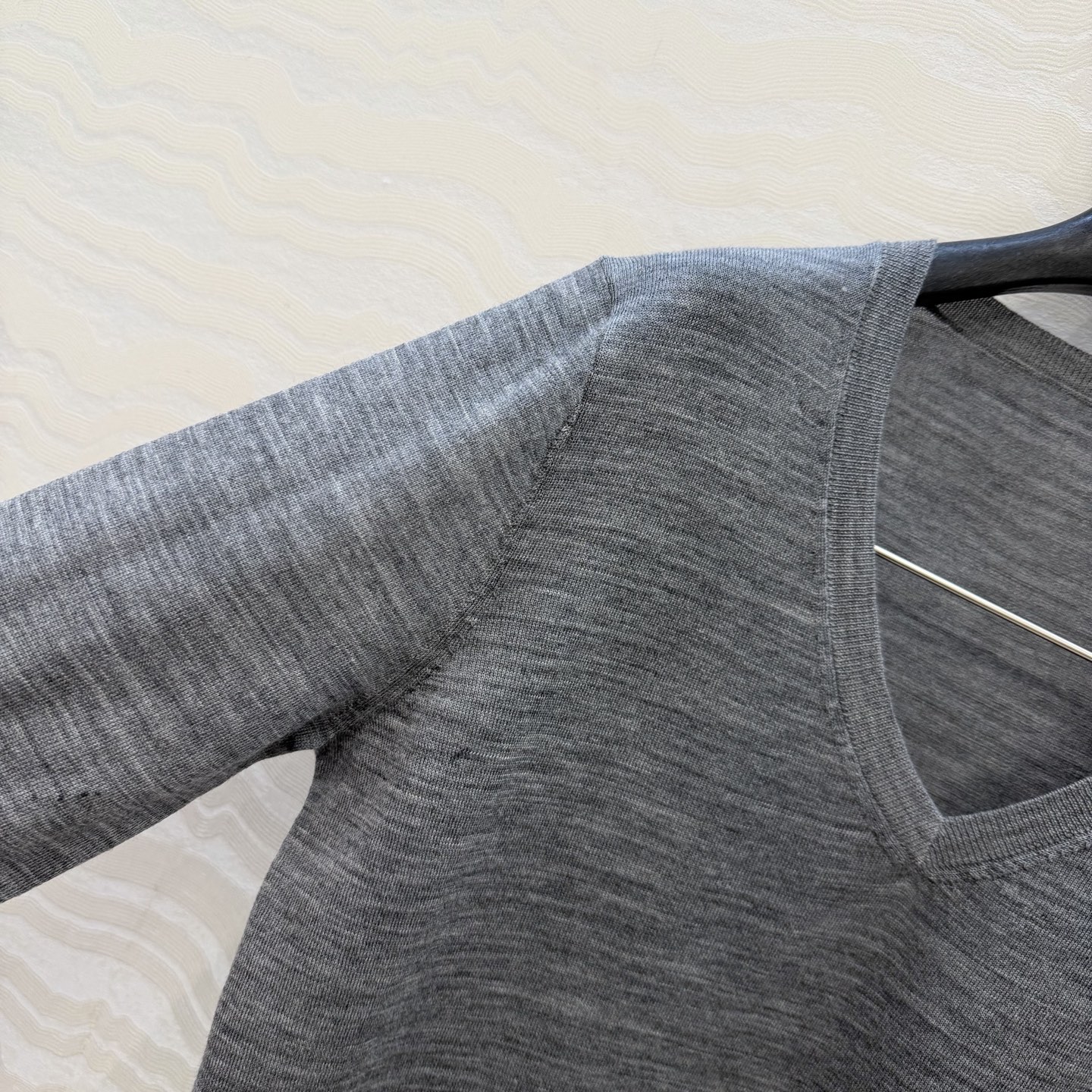 高端原单品质，❤️PR高智感穿搭！长期主义V领上衣！高定80支羊毛18针羊毛软糯细腻，定制瑞士机18针工