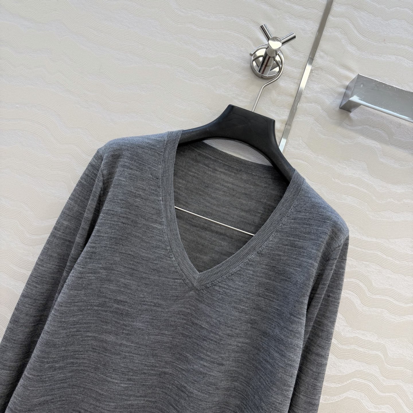 高端原单品质，❤️PR高智感穿搭！长期主义V领上衣！高定80支羊毛18针羊毛软糯细腻，定制瑞士机18针工