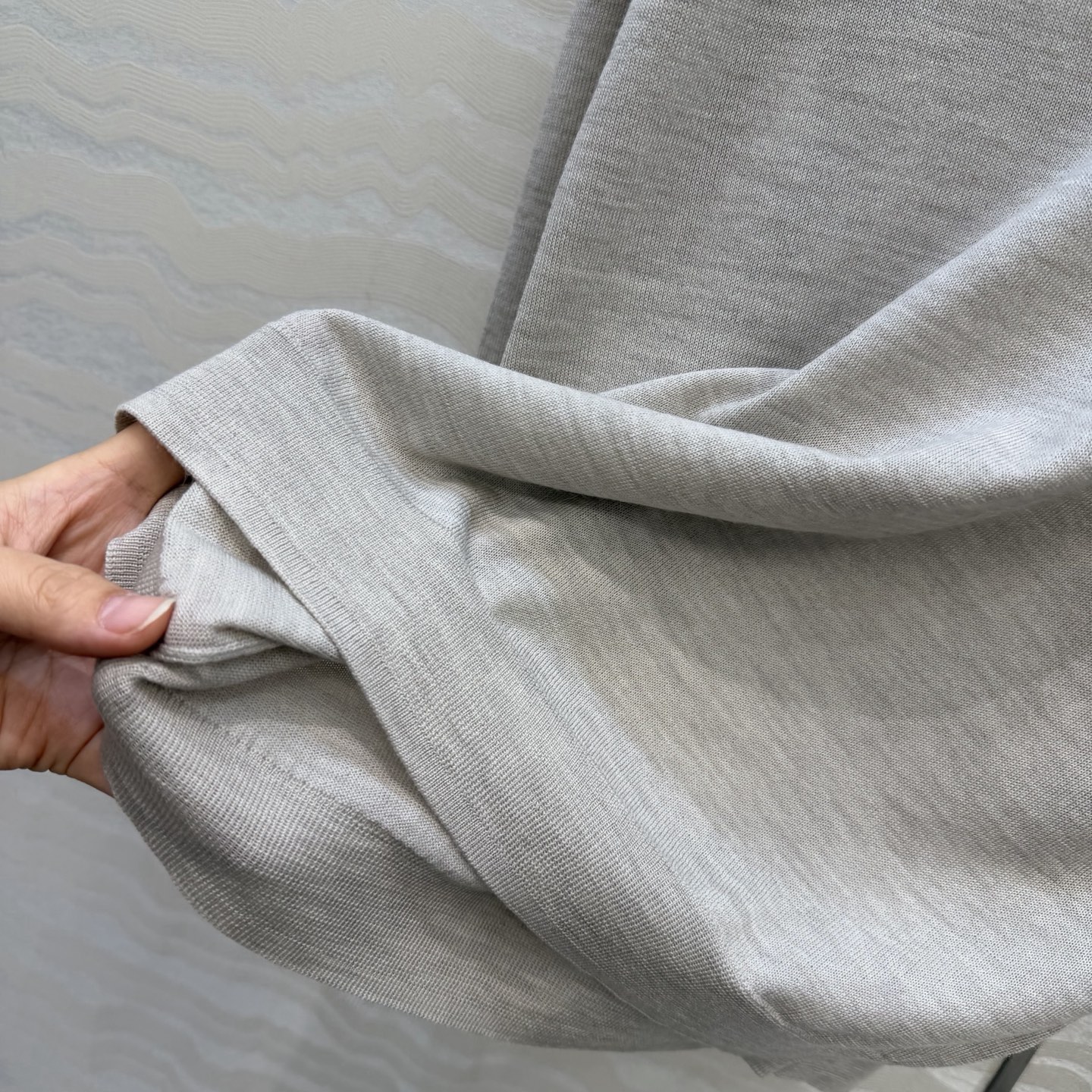 高端原单品质，❤️PR高智感穿搭！长期主义V领上衣！高定80支羊毛18针羊毛软糯细腻，定制瑞士机18针工