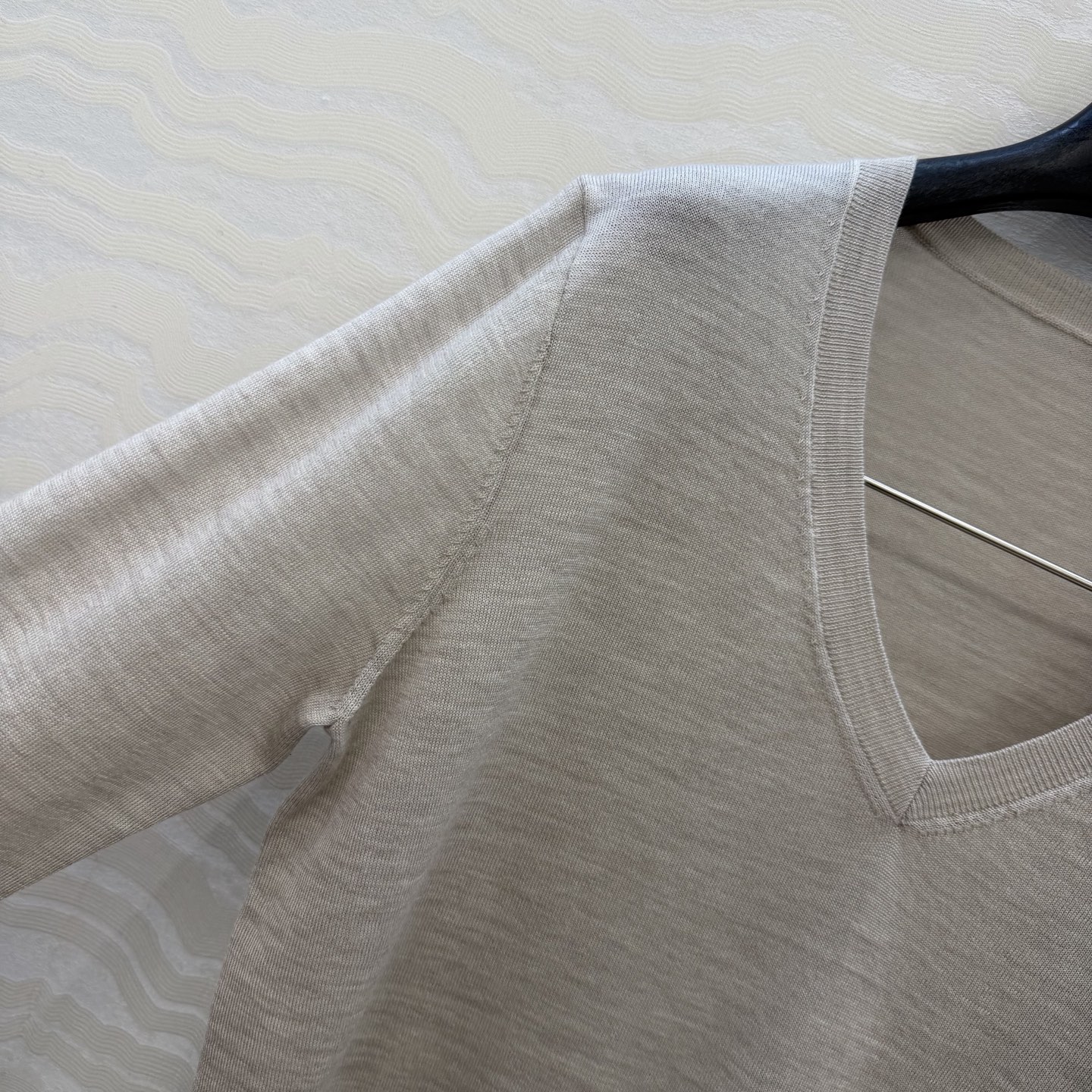 高端原单品质，❤️PR高智感穿搭！长期主义V领上衣！高定80支羊毛18针羊毛软糯细腻，定制瑞士机18针工