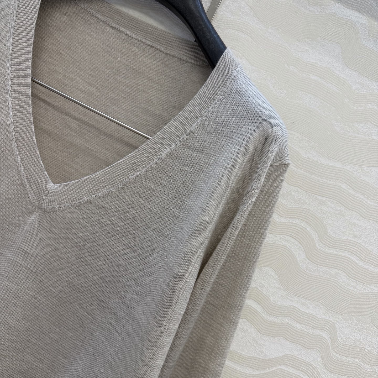 高端原单品质，❤️PR高智感穿搭！长期主义V领上衣！高定80支羊毛18针羊毛软糯细腻，定制瑞士机18针工