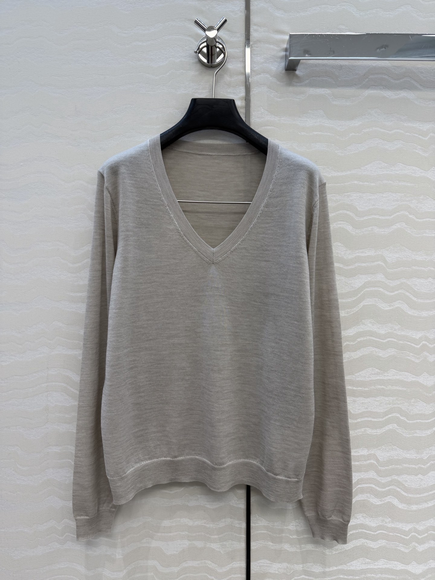 高端原单品质，❤️PR高智感穿搭！长期主义V领上衣！高定80支羊毛18针羊毛软糯细腻，定制瑞士机18针工