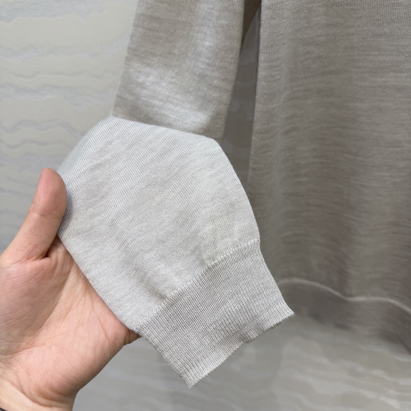 高端原单品质，❤️PR高智感穿搭！长期主义V领上衣！高定80支羊毛18针羊毛软糯细腻，定制瑞士机18针工