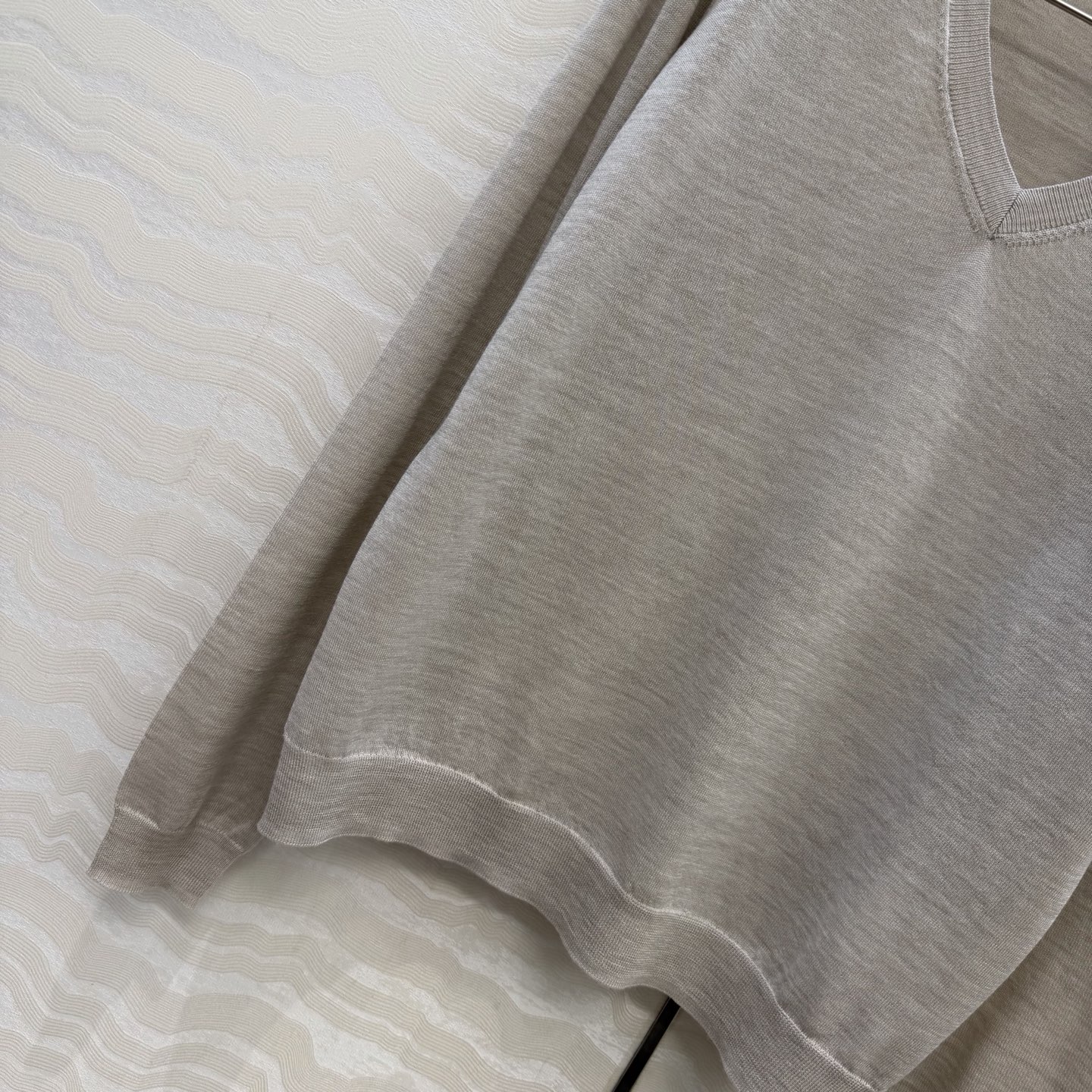 高端原单品质，❤️PR高智感穿搭！长期主义V领上衣！高定80支羊毛18针羊毛软糯细腻，定制瑞士机18针工