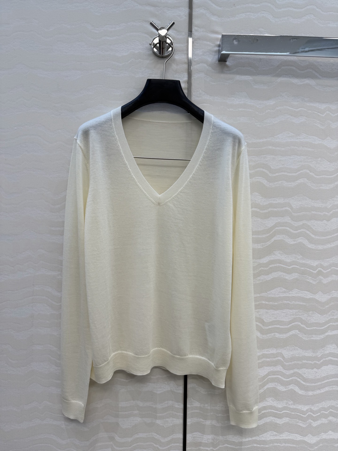 高端原单品质，❤️PR高智感穿搭！长期主义V领上衣！高定80支羊毛18针羊毛软糯细腻，定制瑞士机18针工