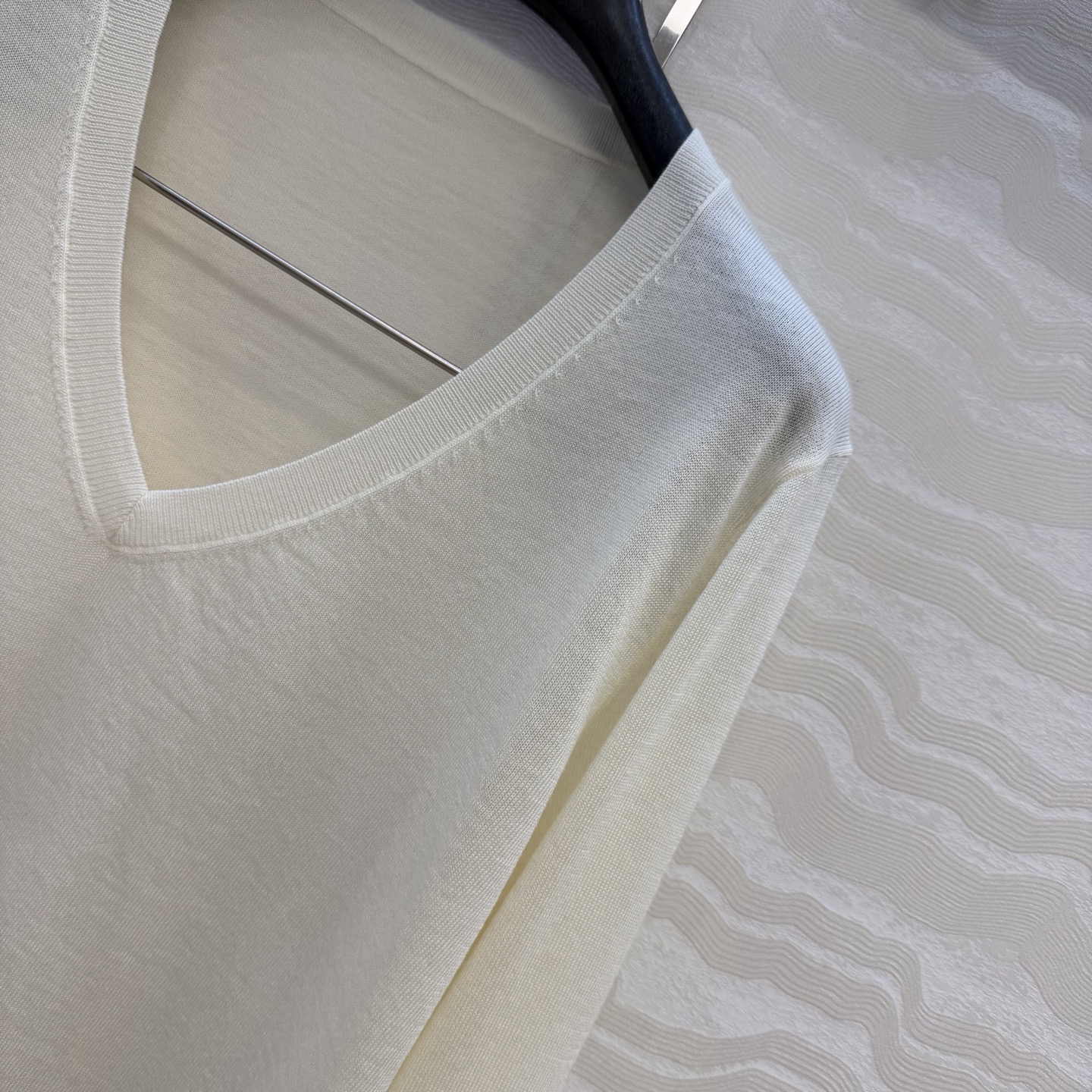 高端原单品质，❤️PR高智感穿搭！长期主义V领上衣！高定80支羊毛18针羊毛软糯细腻，定制瑞士机18针工