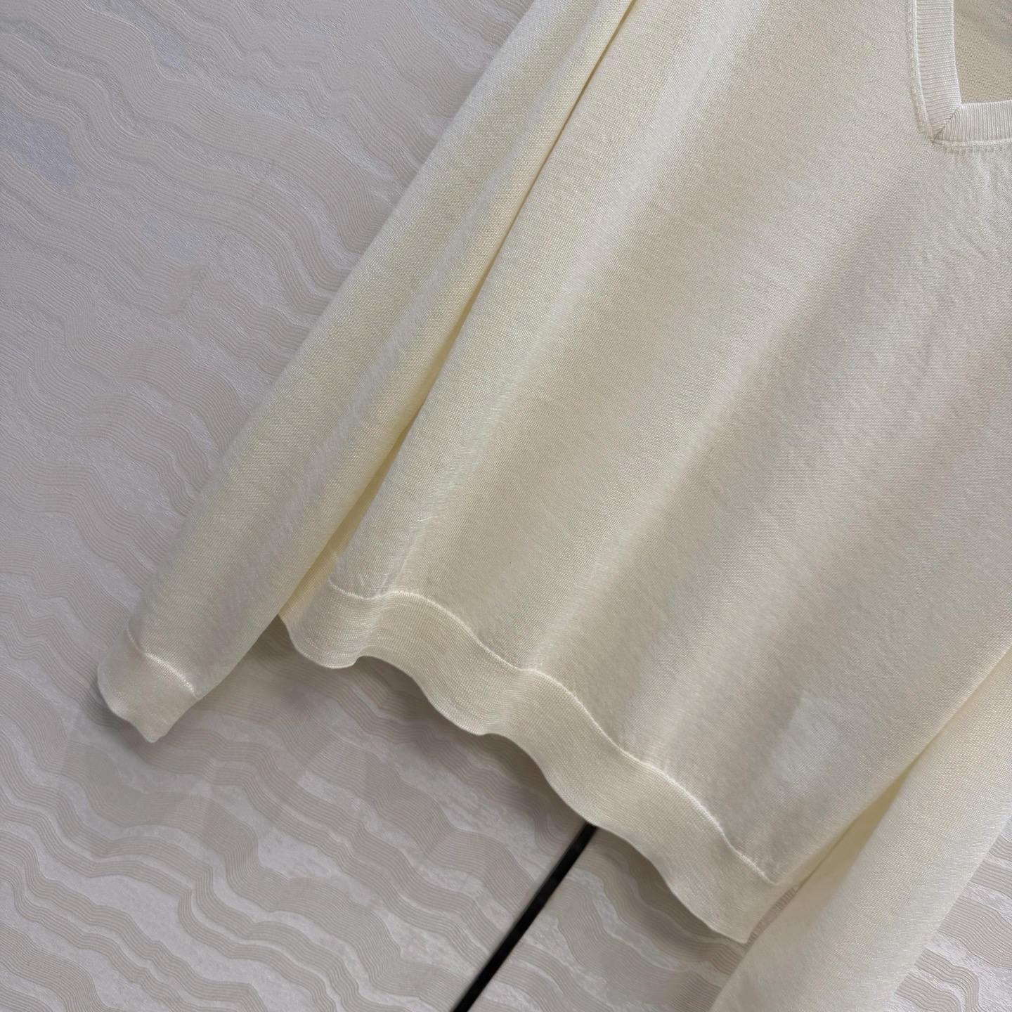 高端原单品质，❤️PR高智感穿搭！长期主义V领上衣！高定80支羊毛18针羊毛软糯细腻，定制瑞士机18针工