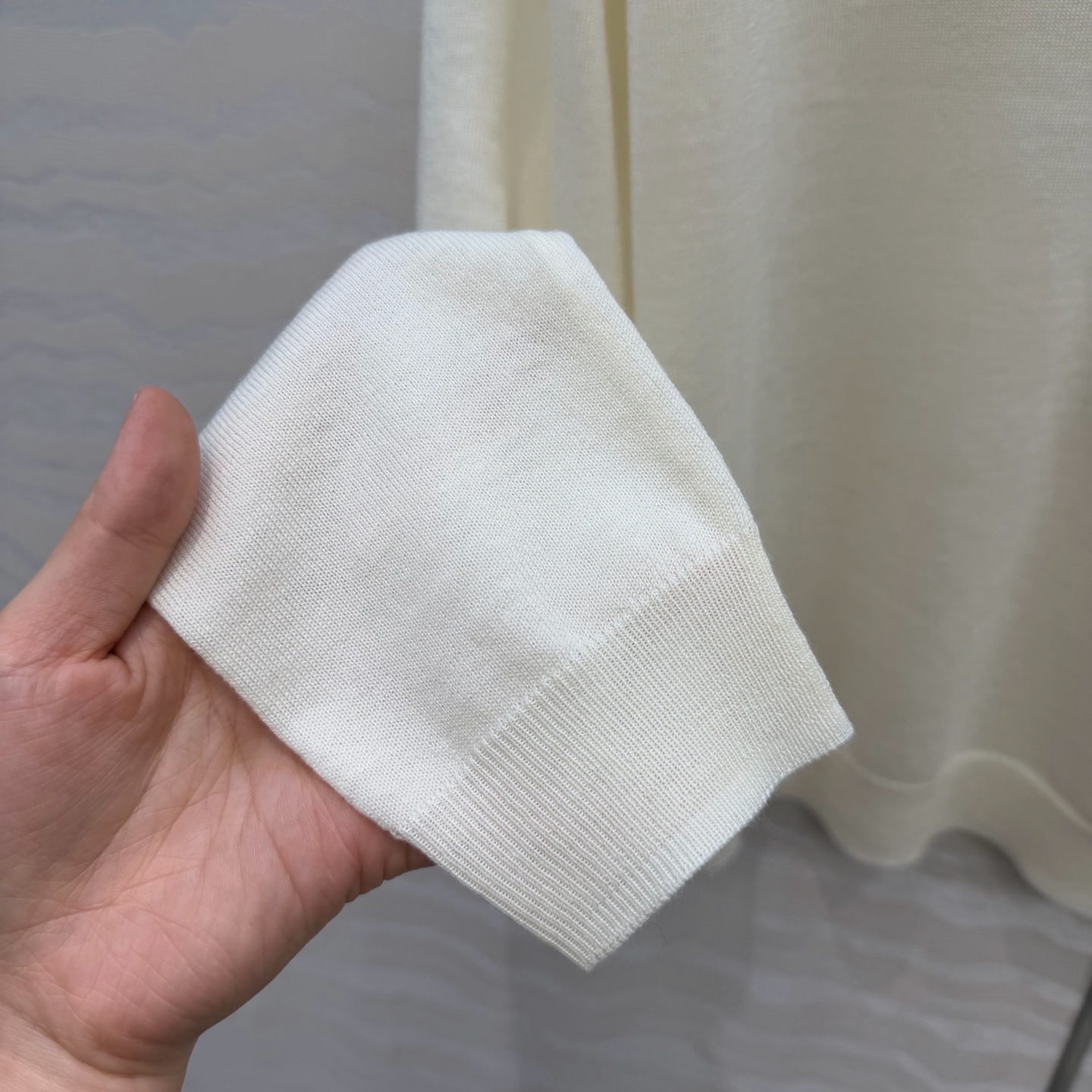 高端原单品质，❤️PR高智感穿搭！长期主义V领上衣！高定80支羊毛18针羊毛软糯细腻，定制瑞士机18针工