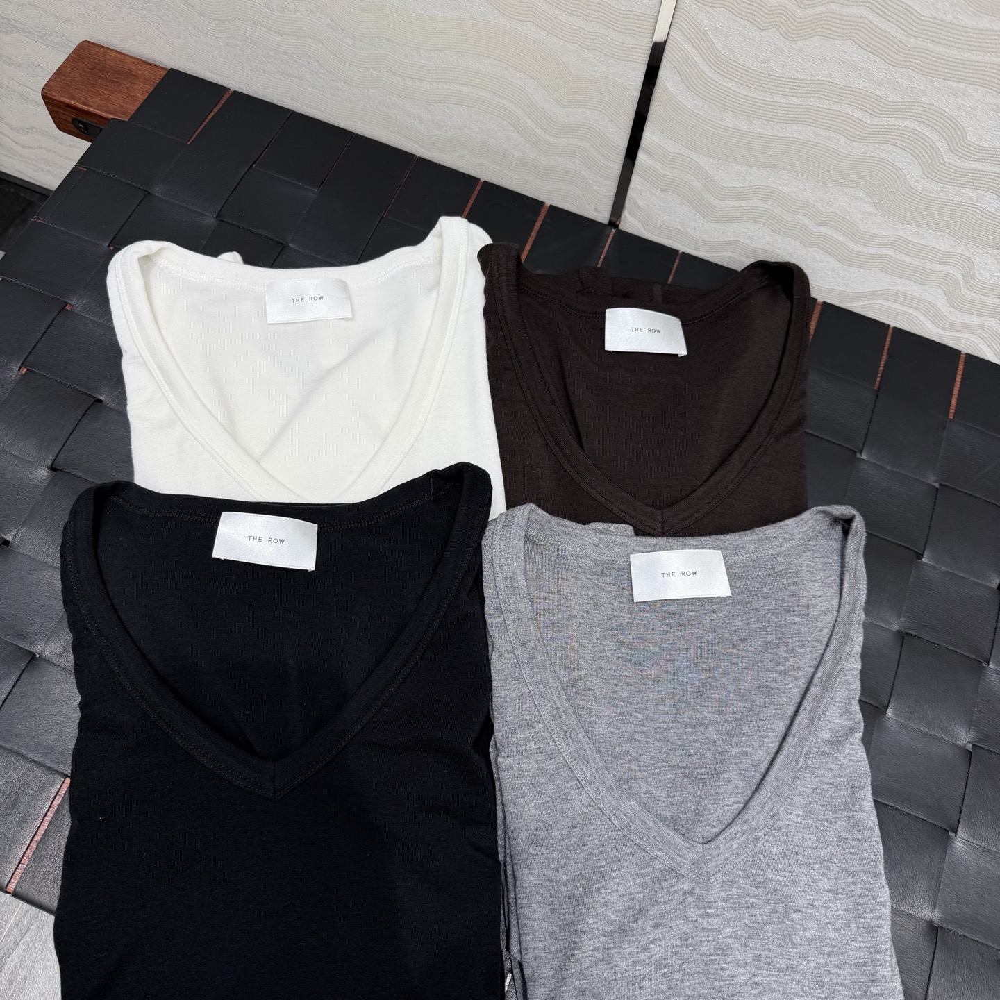 原单品质❤️Row风经典基础T。长期主义时髦精单品💕正肩修身V领设计小短款T恤。原版定制剪裁打造意式极简