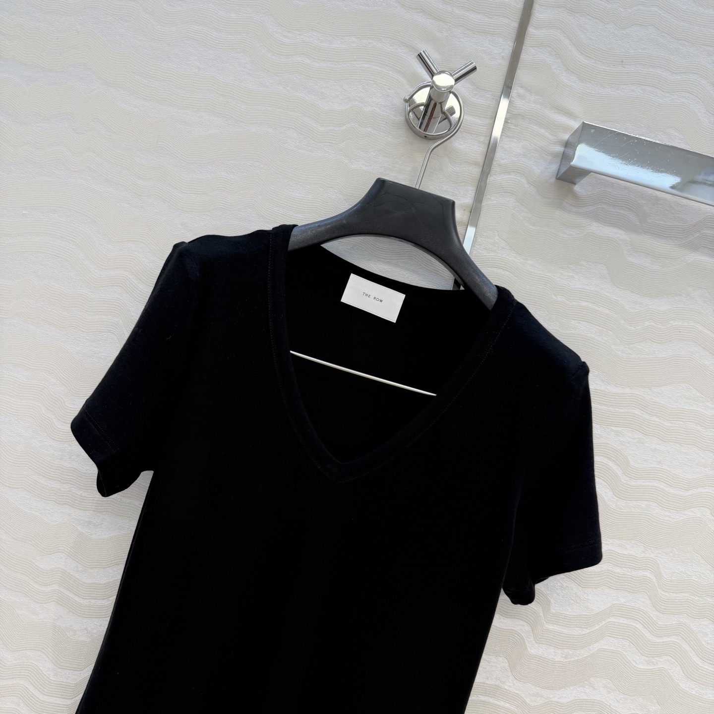 原单品质❤️Row风经典基础T。长期主义时髦精单品💕正肩修身V领设计小短款T恤。原版定制剪裁打造意式极简