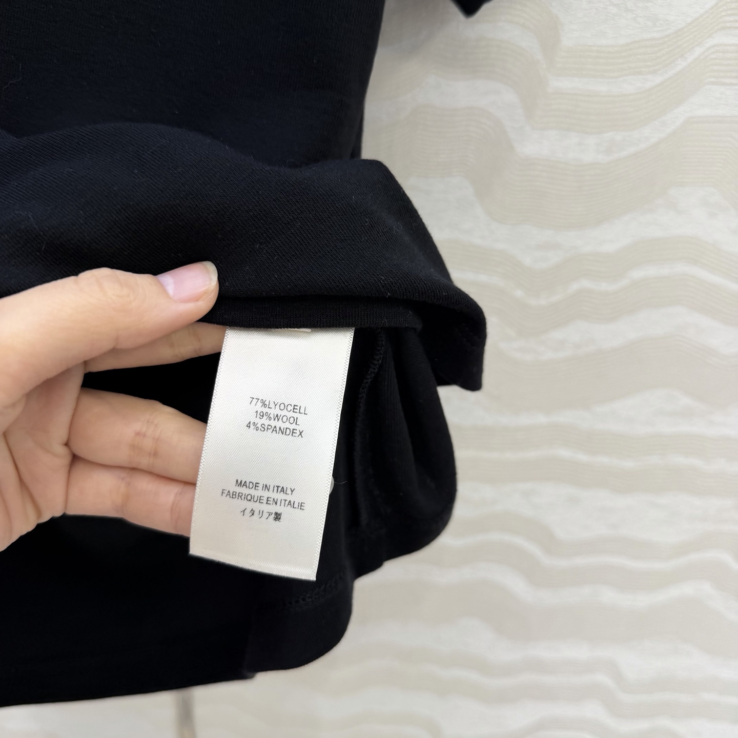 原单品质❤️Row风经典基础T。长期主义时髦精单品💕正肩修身V领设计小短款T恤。原版定制剪裁打造意式极简