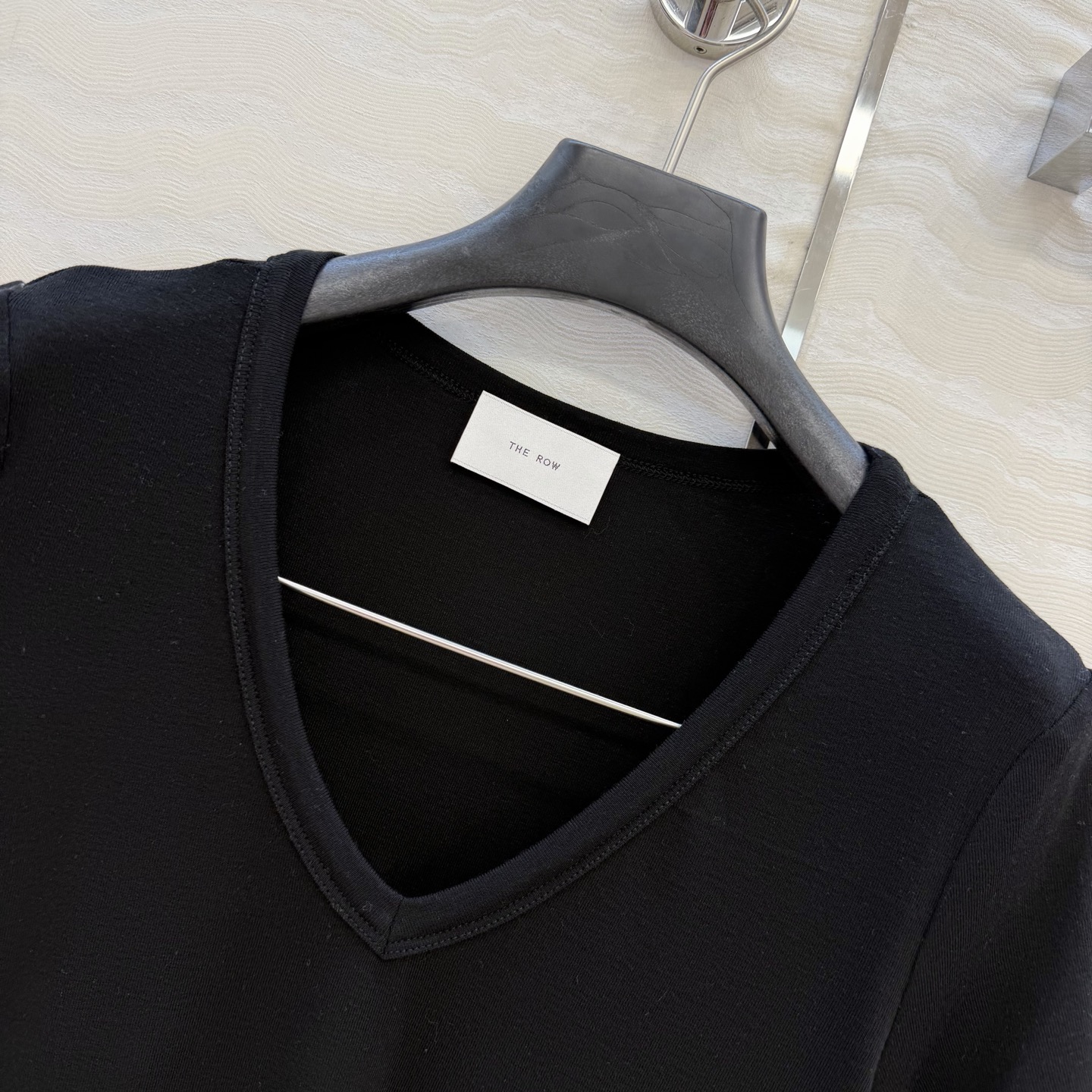 原单品质❤️Row风经典基础T。长期主义时髦精单品💕正肩修身V领设计小短款T恤。原版定制剪裁打造意式极简
