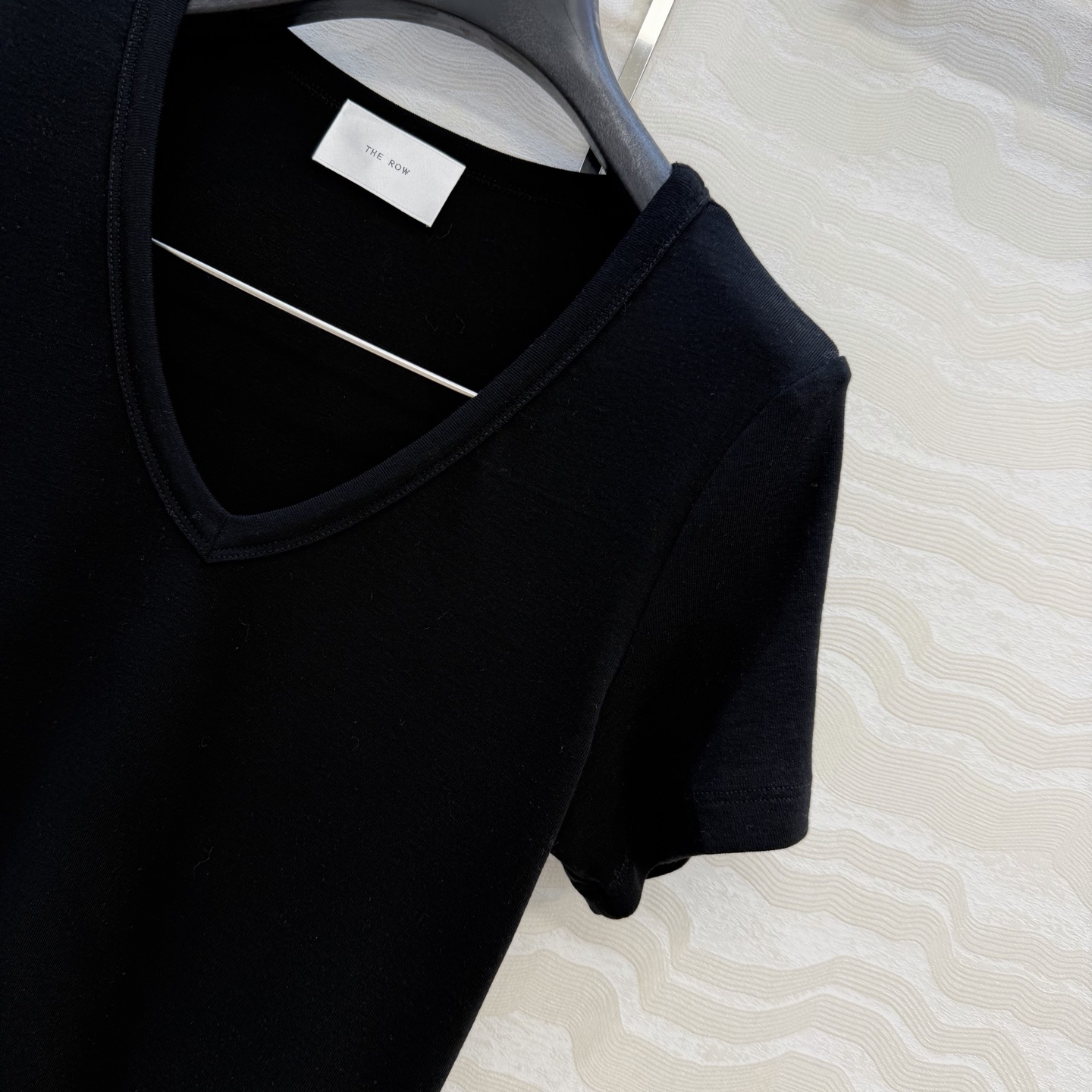 原单品质❤️Row风经典基础T。长期主义时髦精单品💕正肩修身V领设计小短款T恤。原版定制剪裁打造意式极简