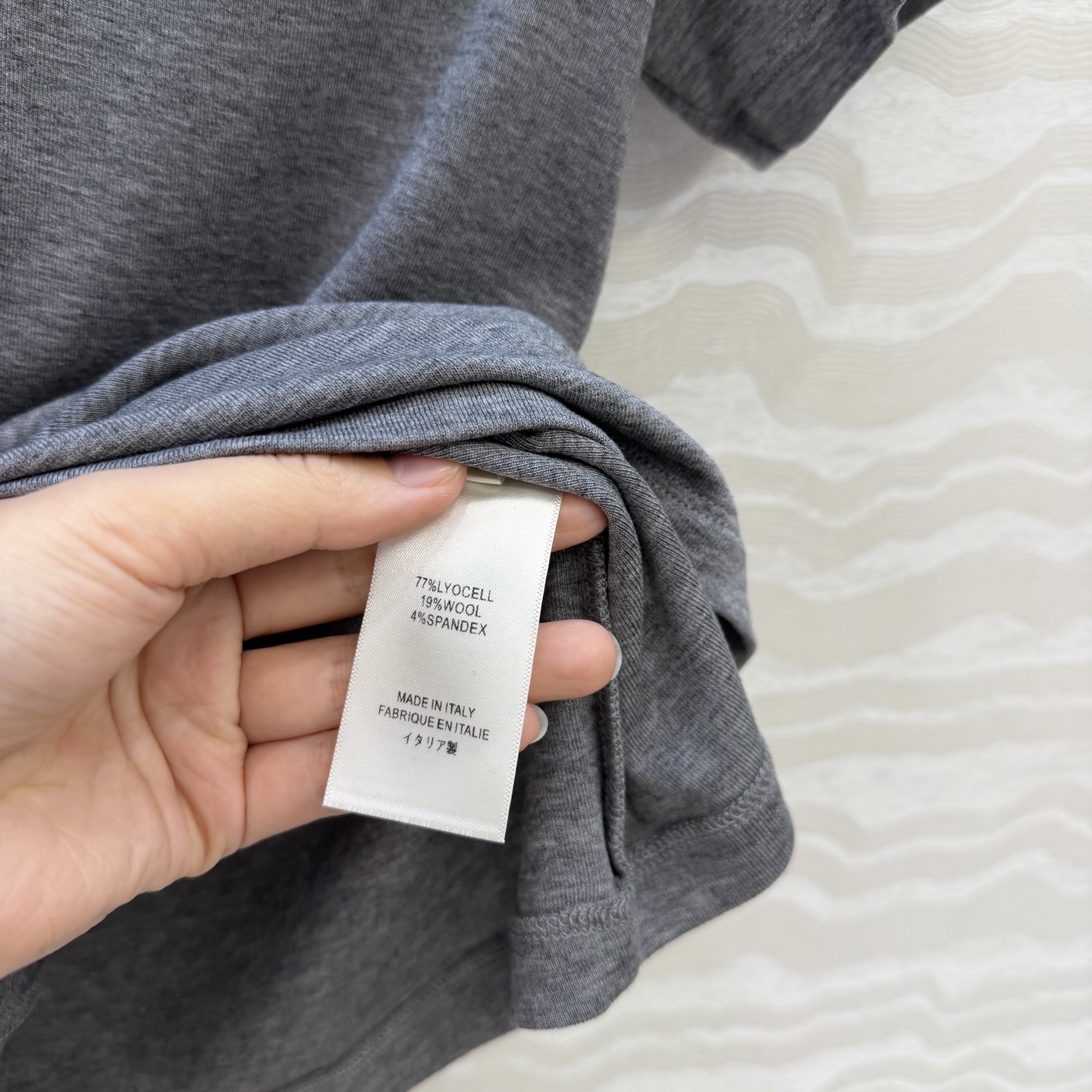 原单品质❤️Row风经典基础T。长期主义时髦精单品💕正肩修身V领设计小短款T恤。原版定制剪裁打造意式极简