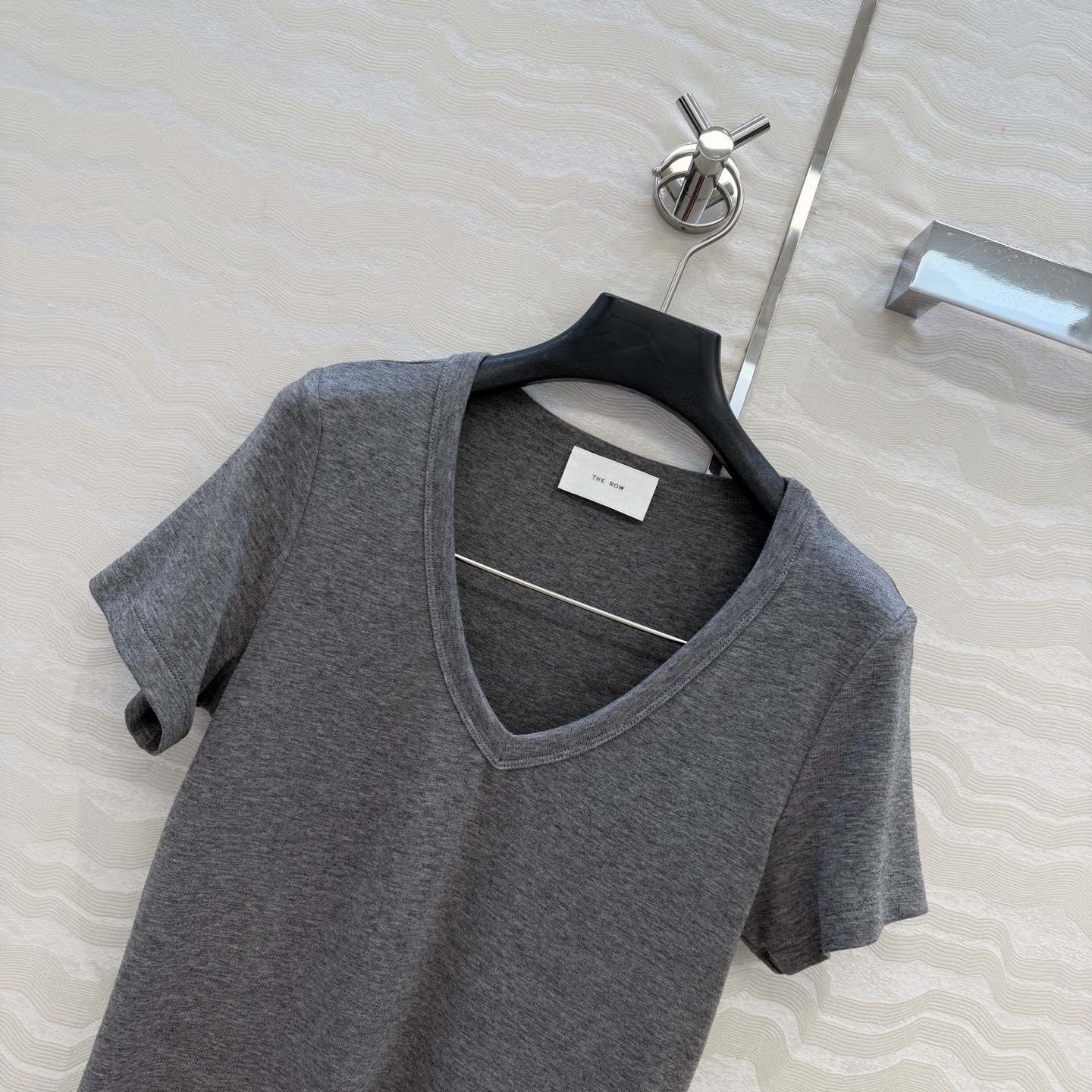 原单品质❤️Row风经典基础T。长期主义时髦精单品💕正肩修身V领设计小短款T恤。原版定制剪裁打造意式极简