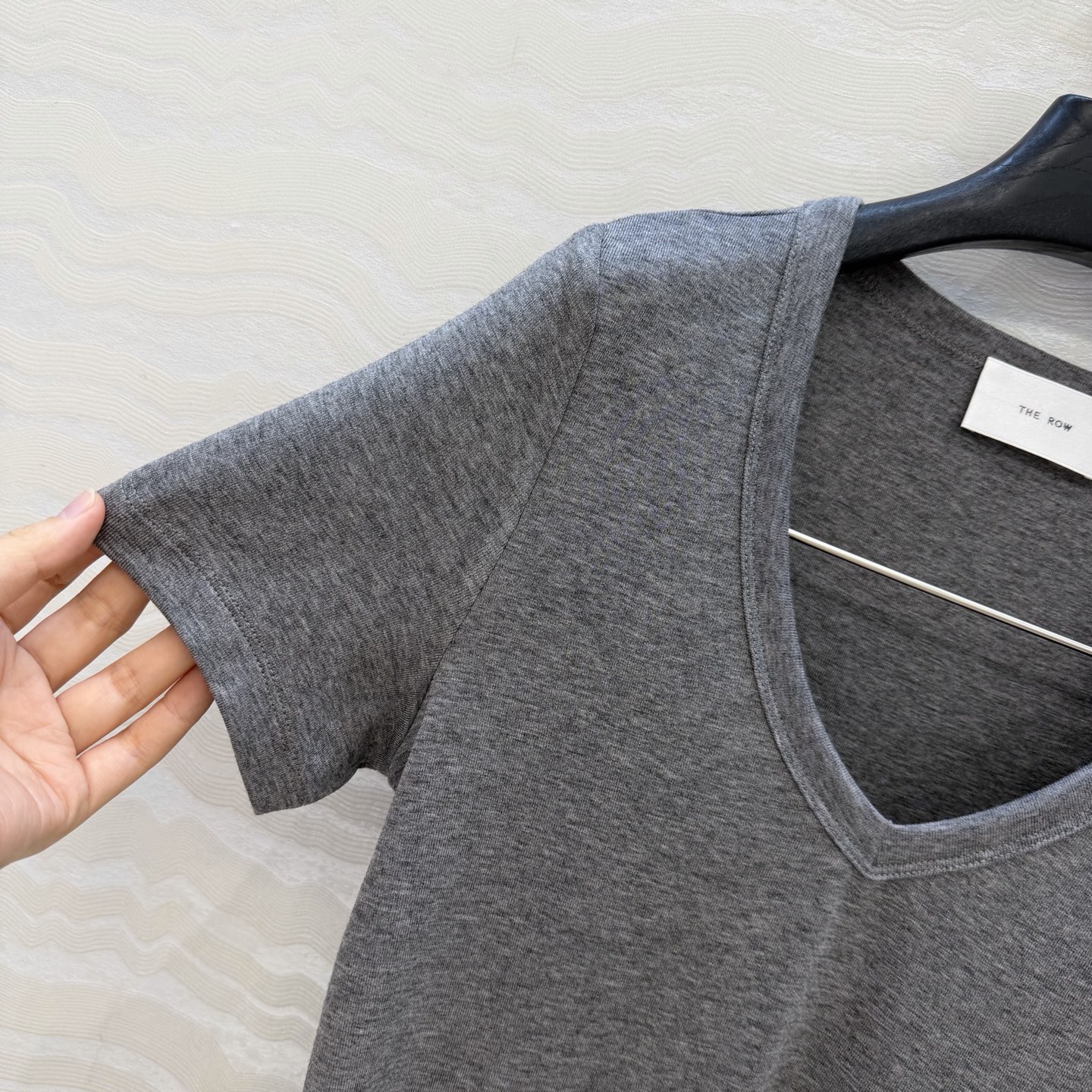 原单品质❤️Row风经典基础T。长期主义时髦精单品💕正肩修身V领设计小短款T恤。原版定制剪裁打造意式极简