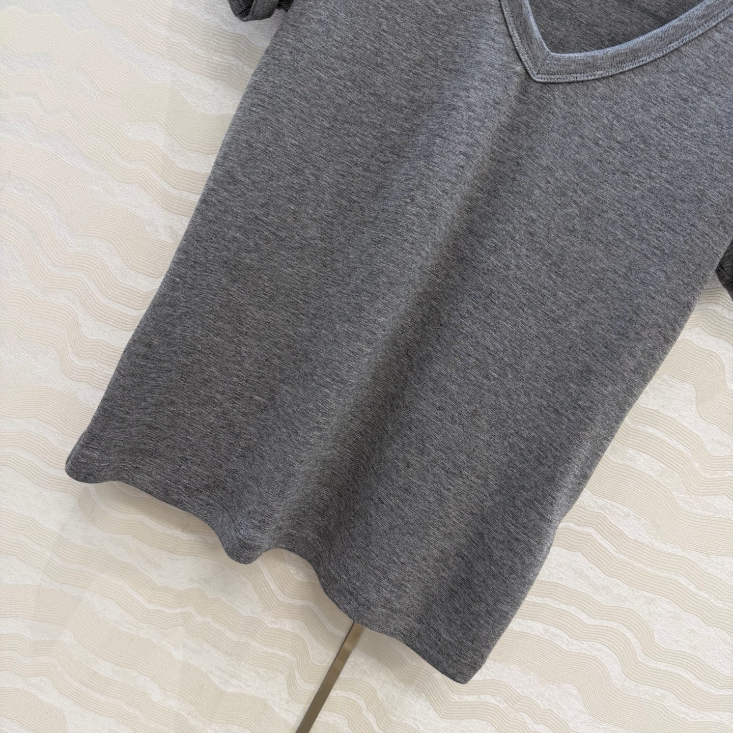 原单品质❤️Row风经典基础T。长期主义时髦精单品💕正肩修身V领设计小短款T恤。原版定制剪裁打造意式极简