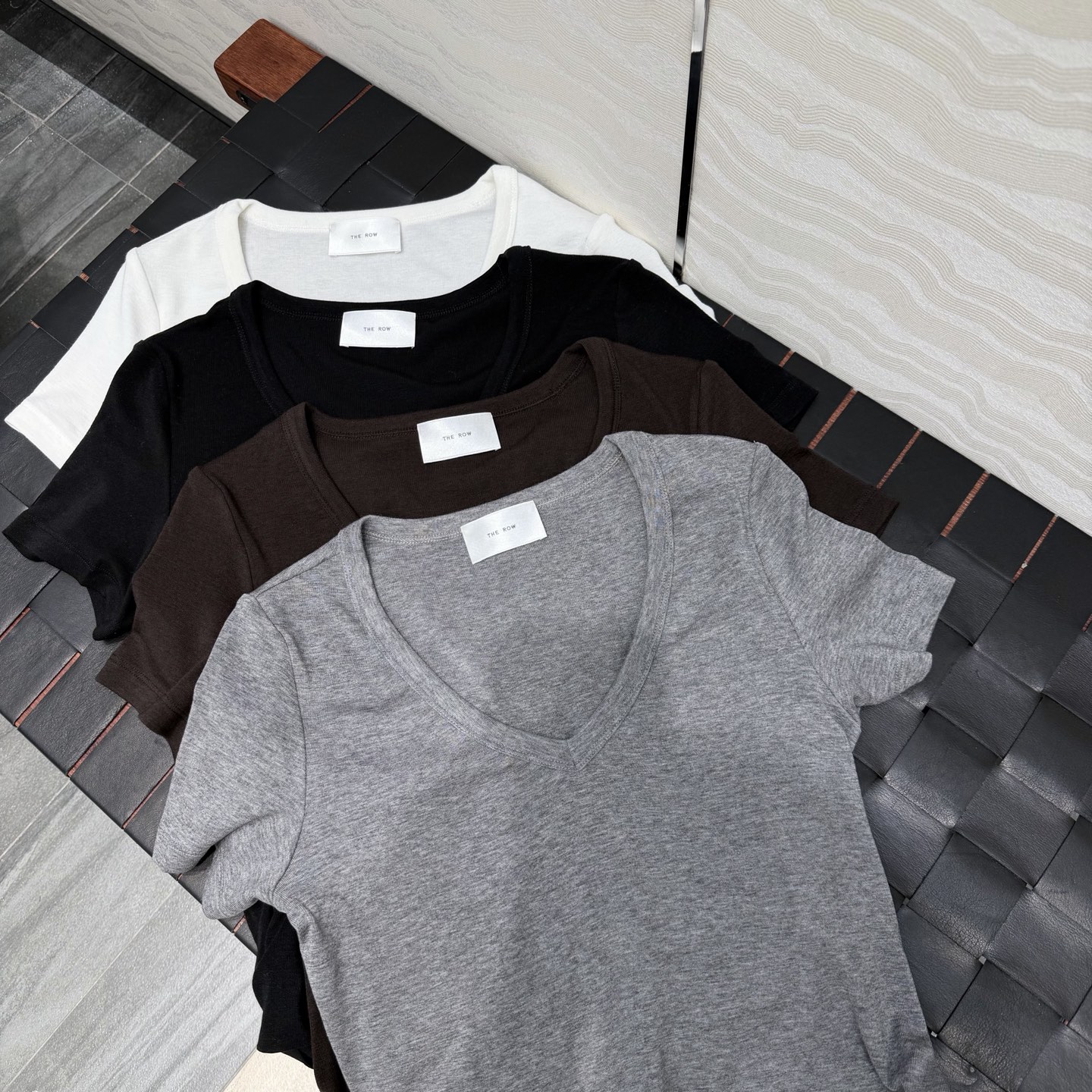 原单品质❤️Row风经典基础T。长期主义时髦精单品💕正肩修身V领设计小短款T恤。原版定制剪裁打造意式极简