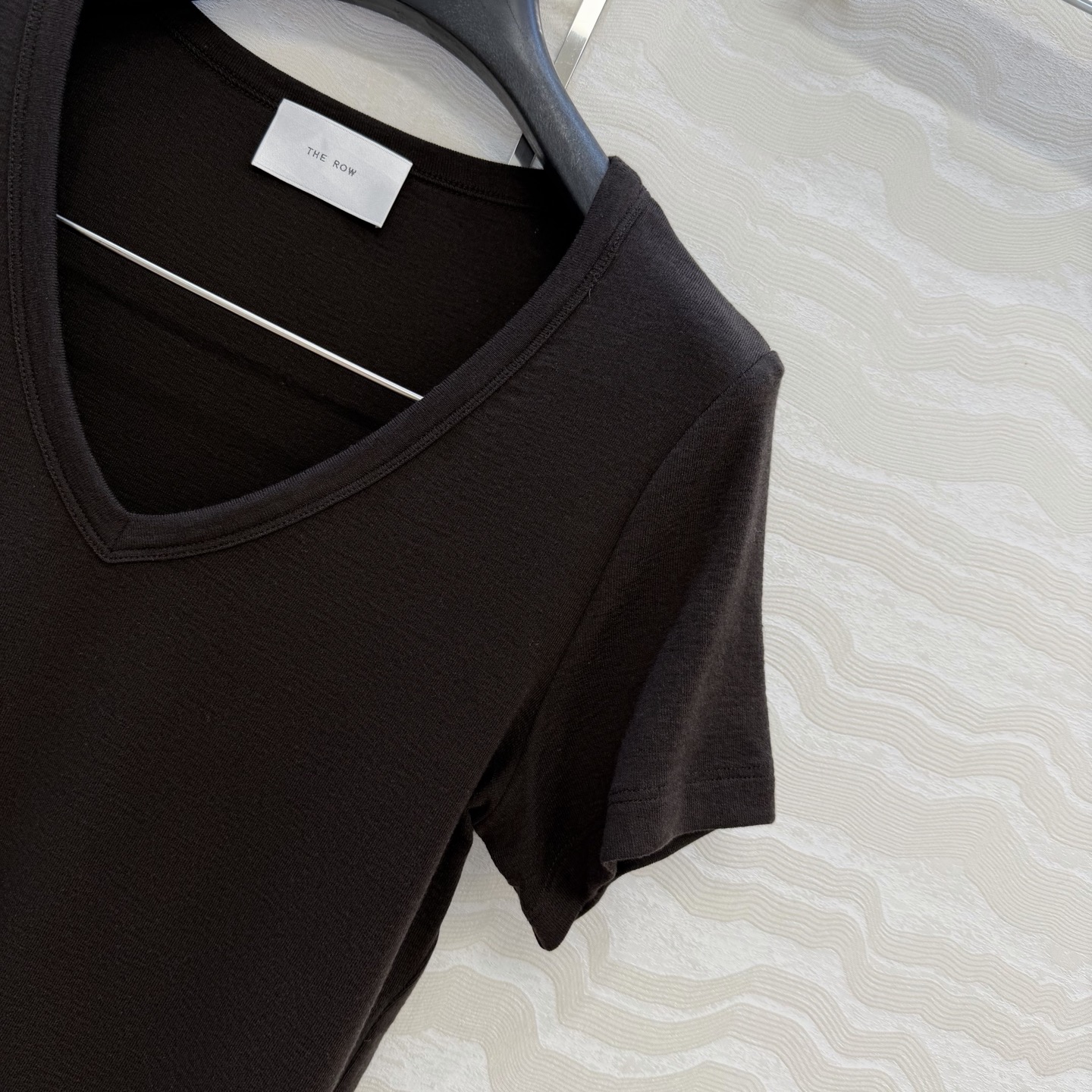 原单品质❤️Row风经典基础T。长期主义时髦精单品💕正肩修身V领设计小短款T恤。原版定制剪裁打造意式极简