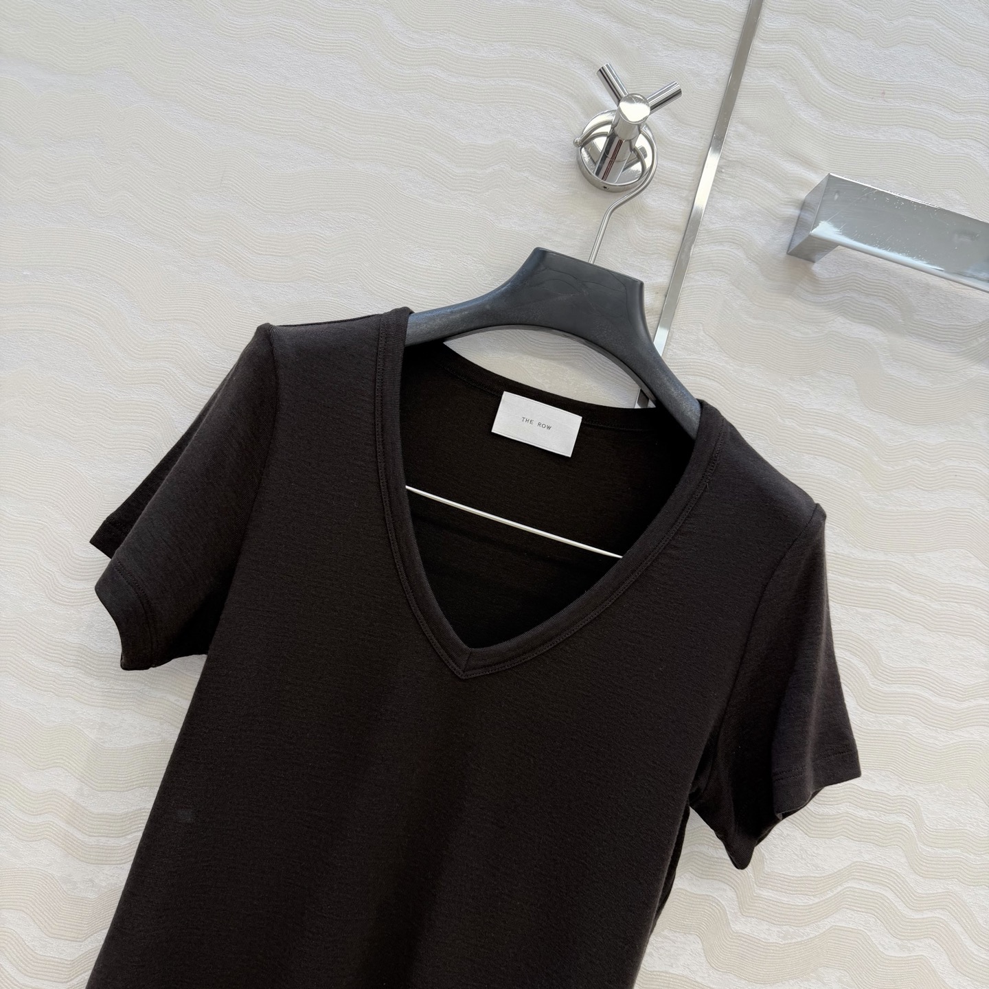 原单品质❤️Row风经典基础T。长期主义时髦精单品💕正肩修身V领设计小短款T恤。原版定制剪裁打造意式极简