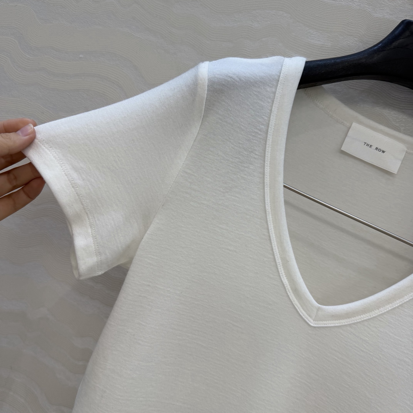 原单品质❤️Row风经典基础T。长期主义时髦精单品💕正肩修身V领设计小短款T恤。原版定制剪裁打造意式极简
