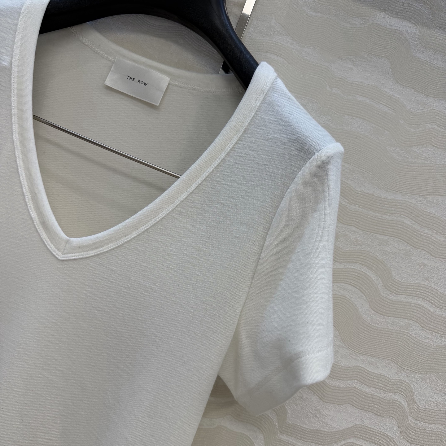原单品质❤️Row风经典基础T。长期主义时髦精单品💕正肩修身V领设计小短款T恤。原版定制剪裁打造意式极简