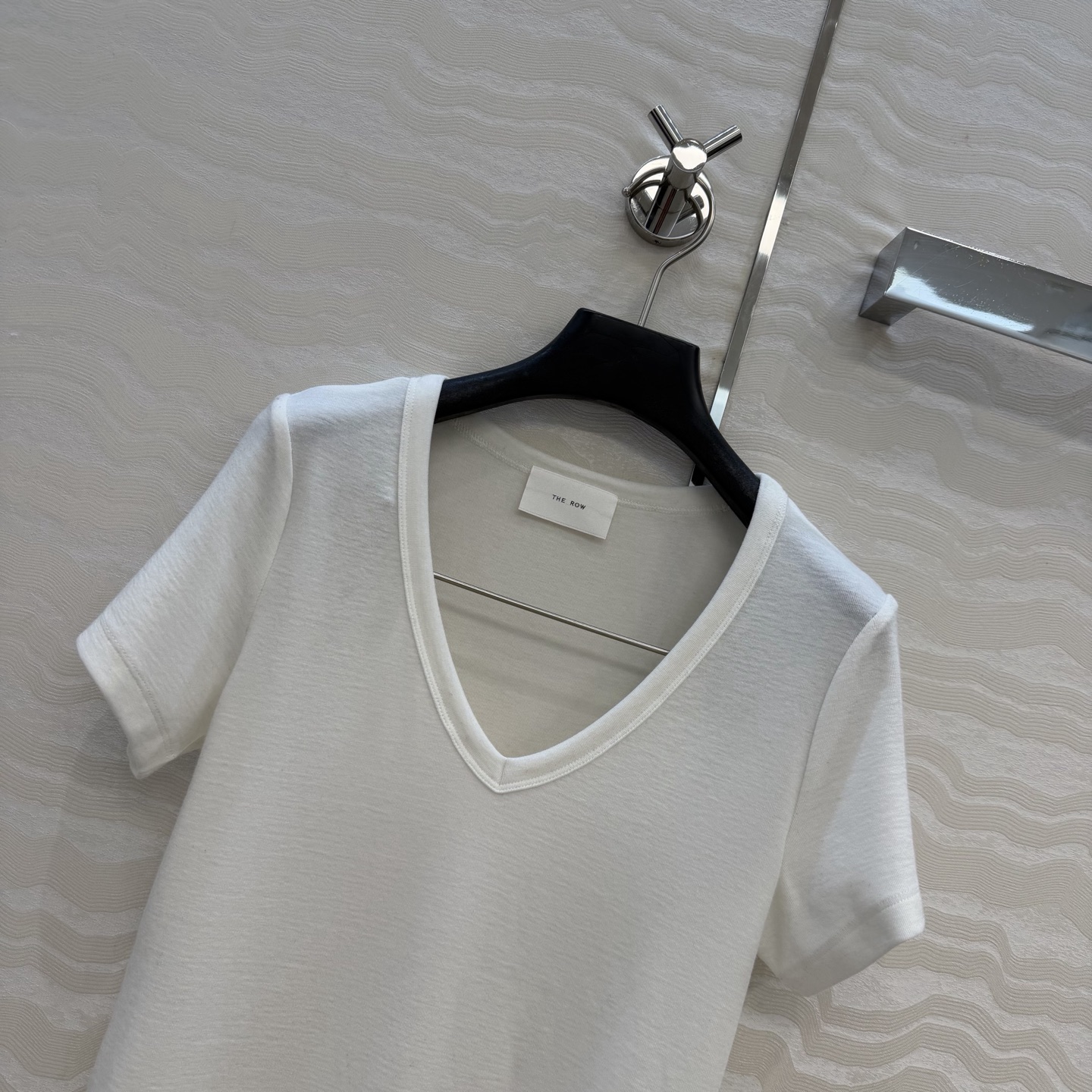原单品质❤️Row风经典基础T。长期主义时髦精单品💕正肩修身V领设计小短款T恤。原版定制剪裁打造意式极简