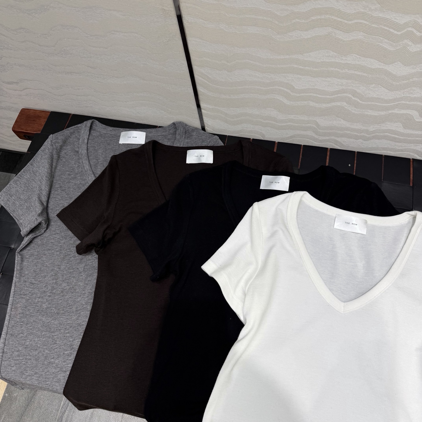 原单品质❤️Row风经典基础T。长期主义时髦精单品💕正肩修身V领设计小短款T恤。原版定制剪裁打造意式极简