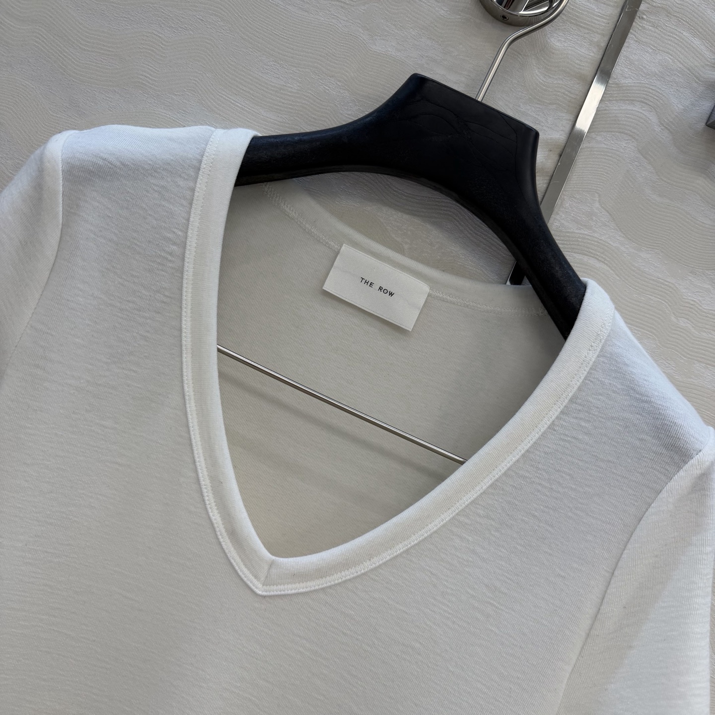 原单品质❤️Row风经典基础T。长期主义时髦精单品💕正肩修身V领设计小短款T恤。原版定制剪裁打造意式极简