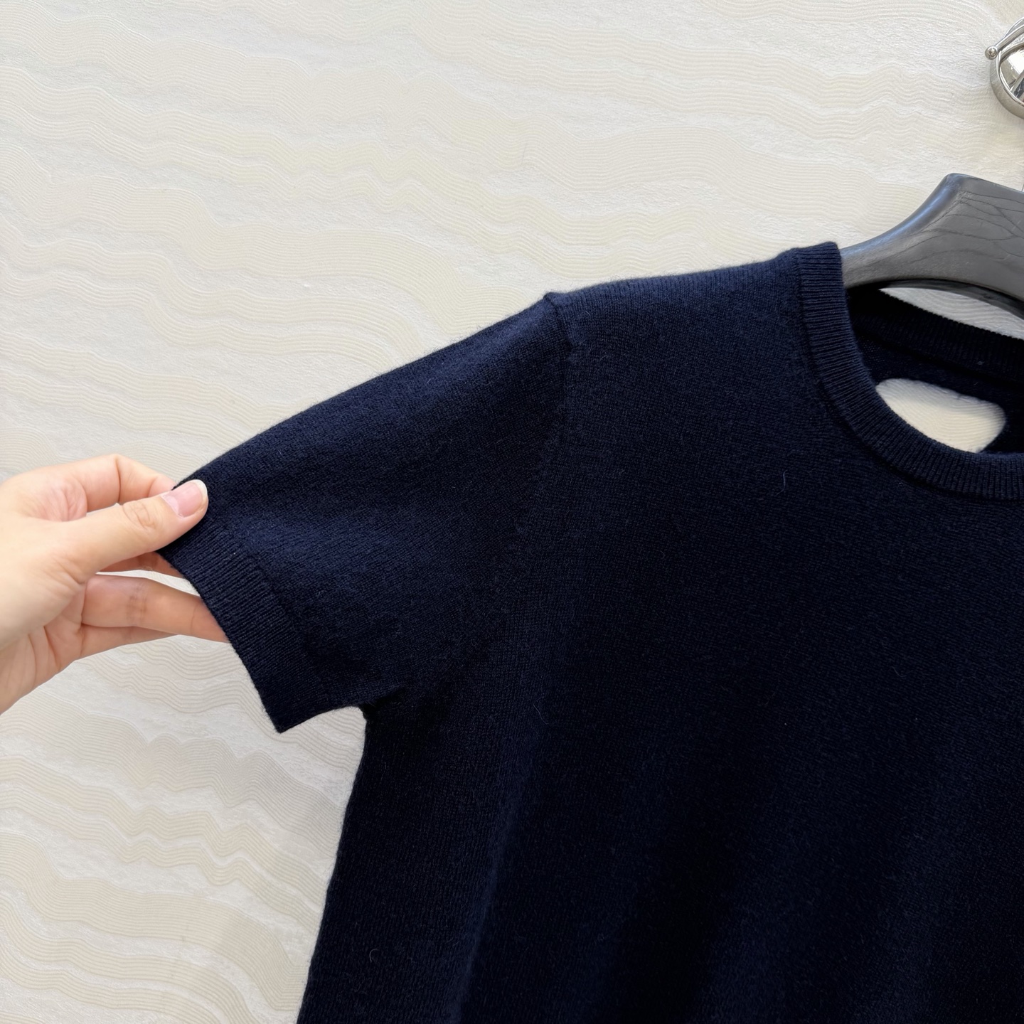 高端原单品质❤️品质控必入，26PR高智感穿搭！长期主义新品基调羊绒短袖毛衣，缕空三角设计非常有调性的极