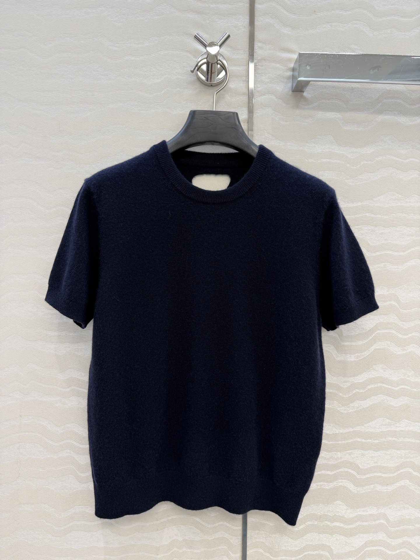 高端原单品质❤️品质控必入，26PR高智感穿搭！长期主义新品基调羊绒短袖毛衣，缕空三角设计非常有调性的极