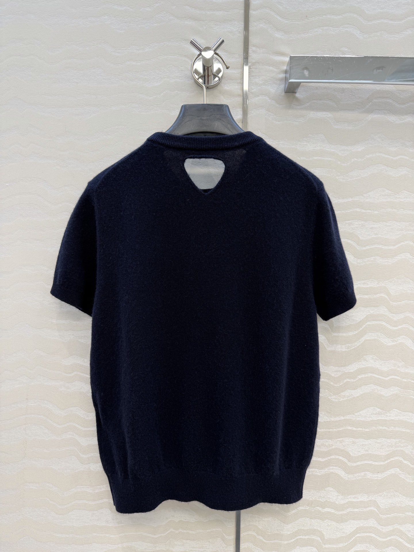 高端原单品质❤️品质控必入，26PR高智感穿搭！长期主义新品基调羊绒短袖毛衣，缕空三角设计非常有调性的极