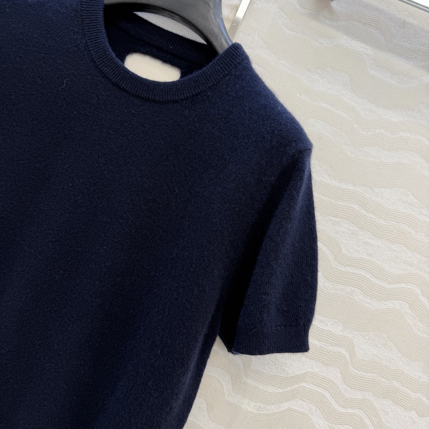 高端原单品质❤️品质控必入，26PR高智感穿搭！长期主义新品基调羊绒短袖毛衣，缕空三角设计非常有调性的极