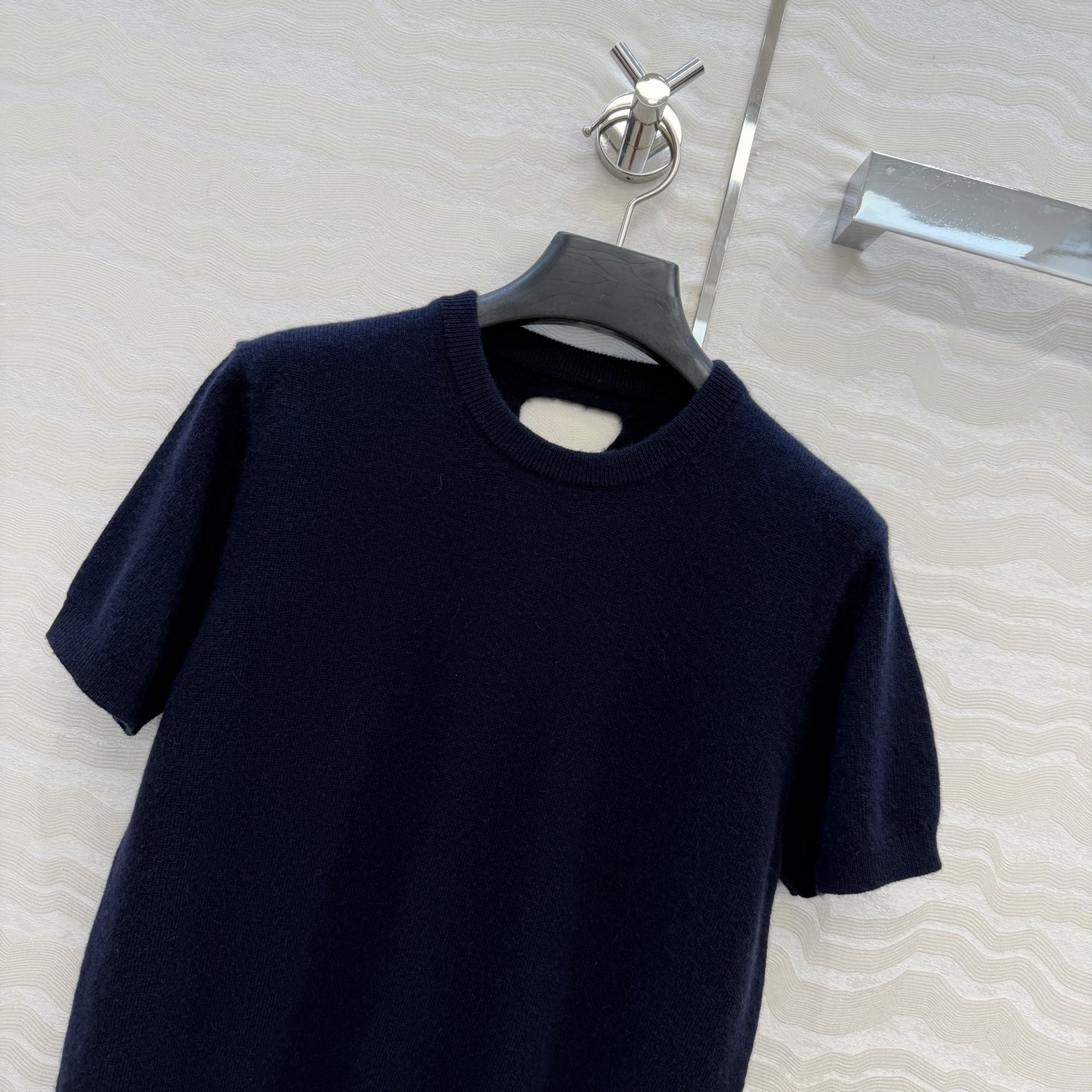 高端原单品质❤️品质控必入，26PR高智感穿搭！长期主义新品基调羊绒短袖毛衣，缕空三角设计非常有调性的极