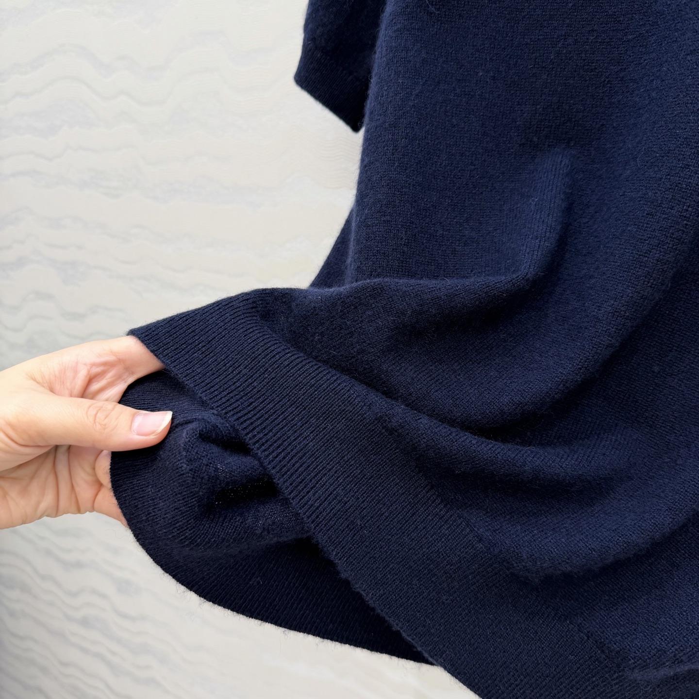 高端原单品质❤️品质控必入，26PR高智感穿搭！长期主义新品基调羊绒短袖毛衣，缕空三角设计非常有调性的极