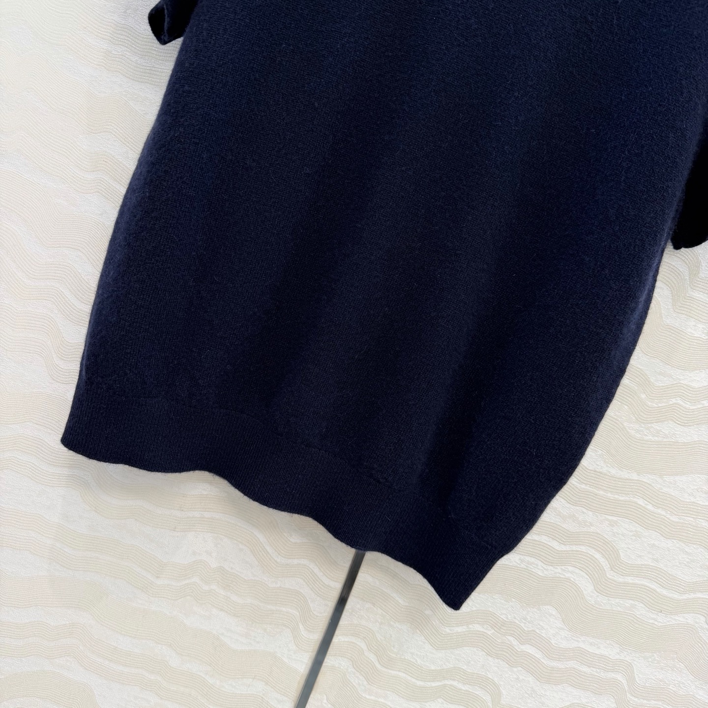 高端原单品质❤️品质控必入，26PR高智感穿搭！长期主义新品基调羊绒短袖毛衣，缕空三角设计非常有调性的极