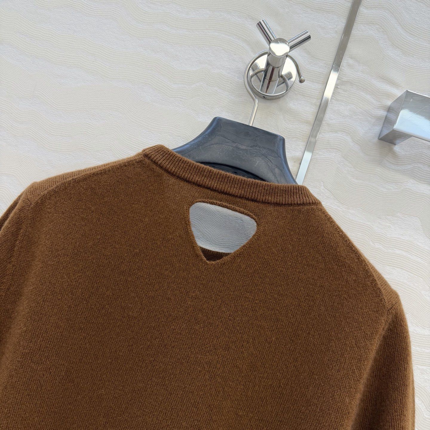 高端原单品质❤️品质控必入，26PR高智感穿搭！长期主义新品基调羊绒短袖毛衣，缕空三角设计非常有调性的极