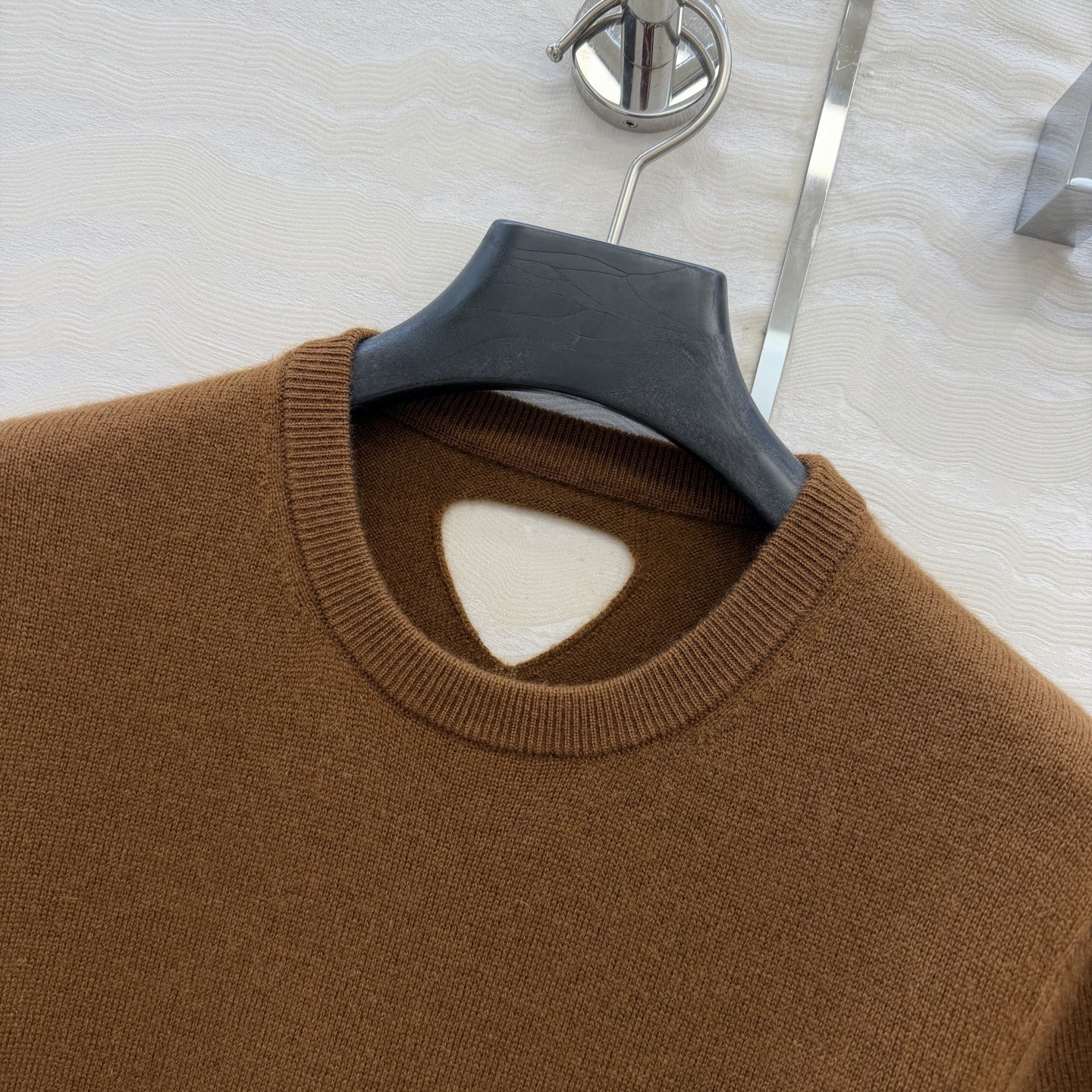 高端原单品质❤️品质控必入，26PR高智感穿搭！长期主义新品基调羊绒短袖毛衣，缕空三角设计非常有调性的极